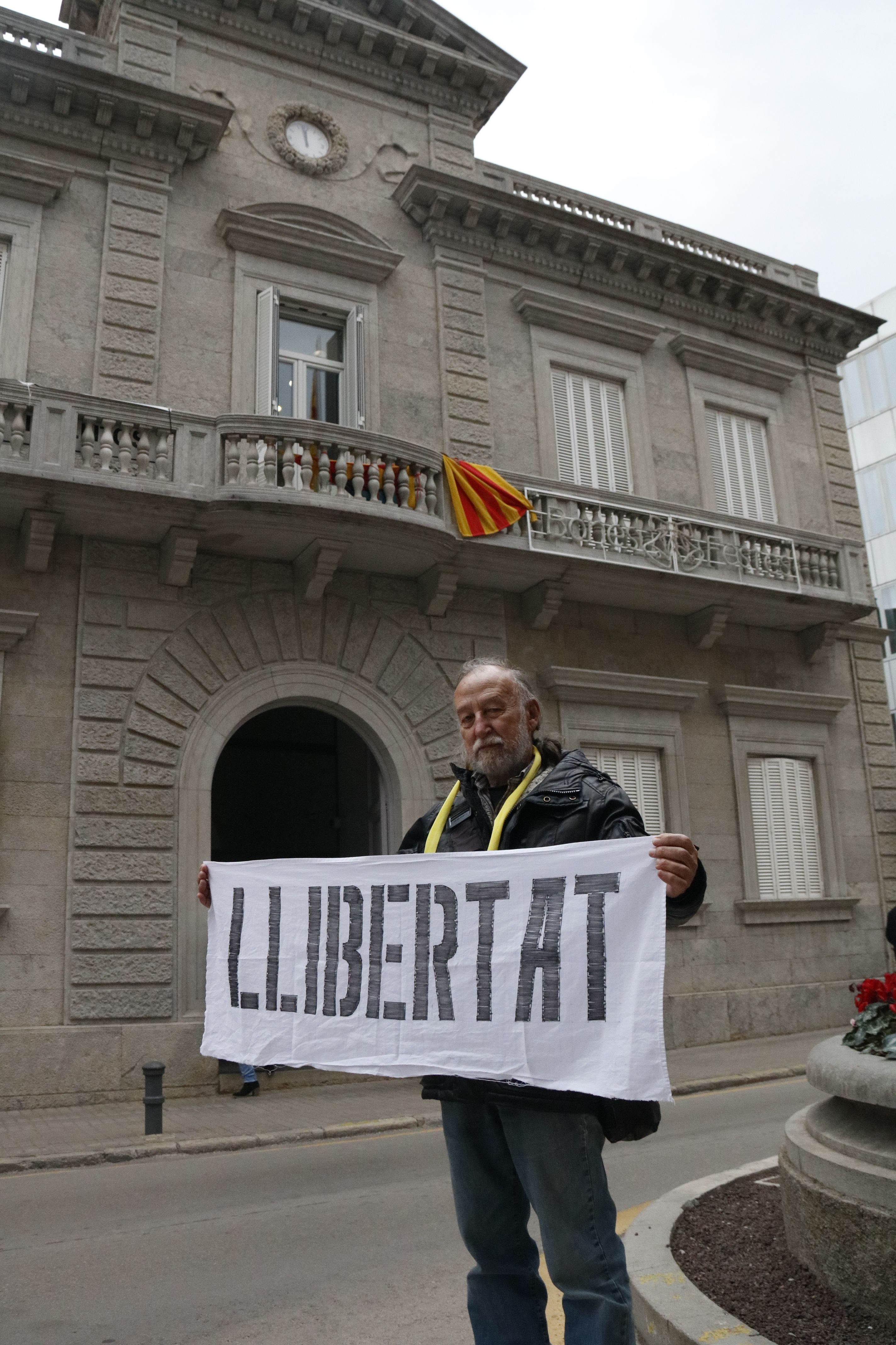 Un veí del Pla de l’Estany es manifesta tot sol pels presos (i ho farà cada dia)