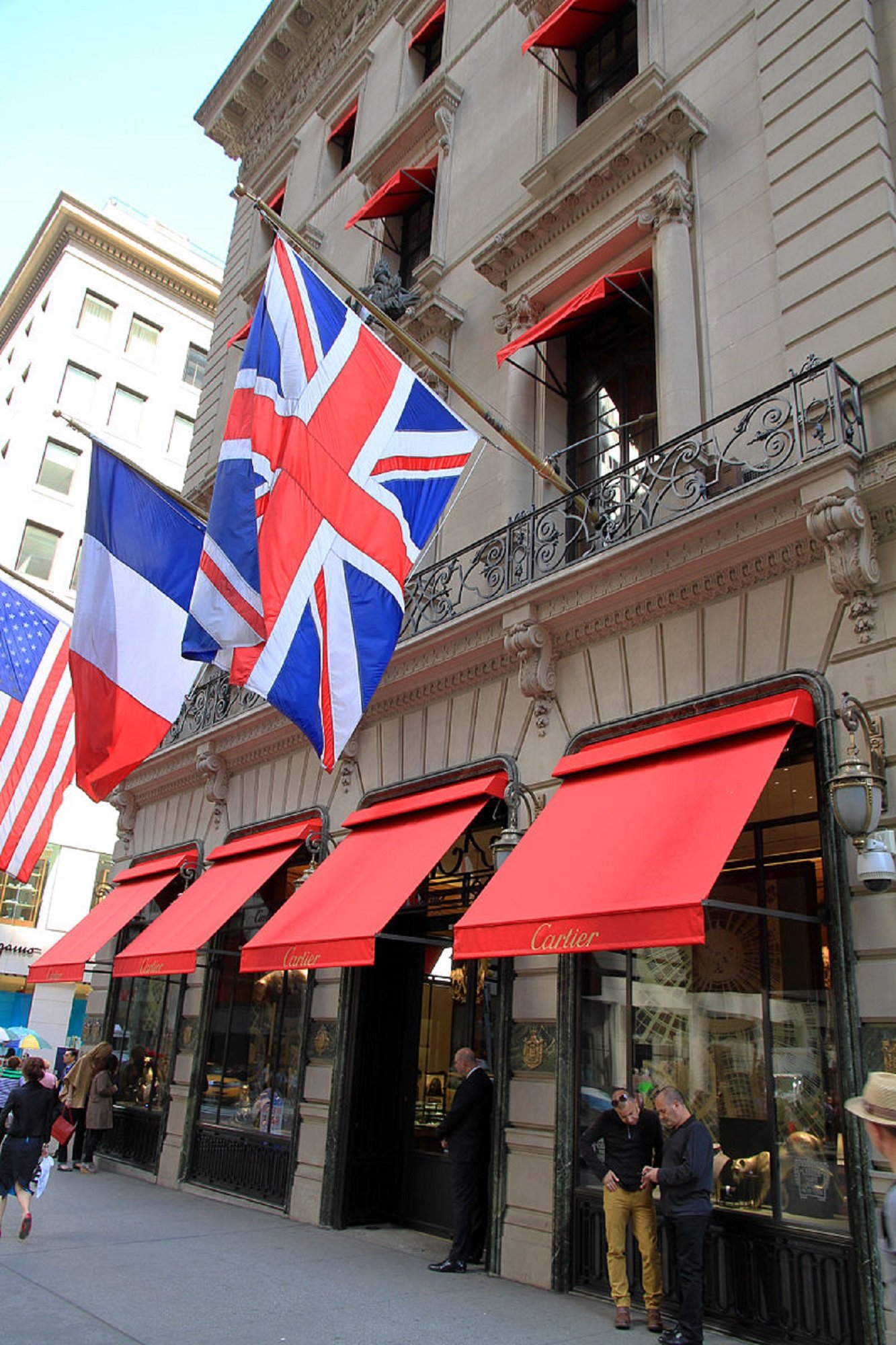 Cartier store in New York offers festive greetings in Catalan