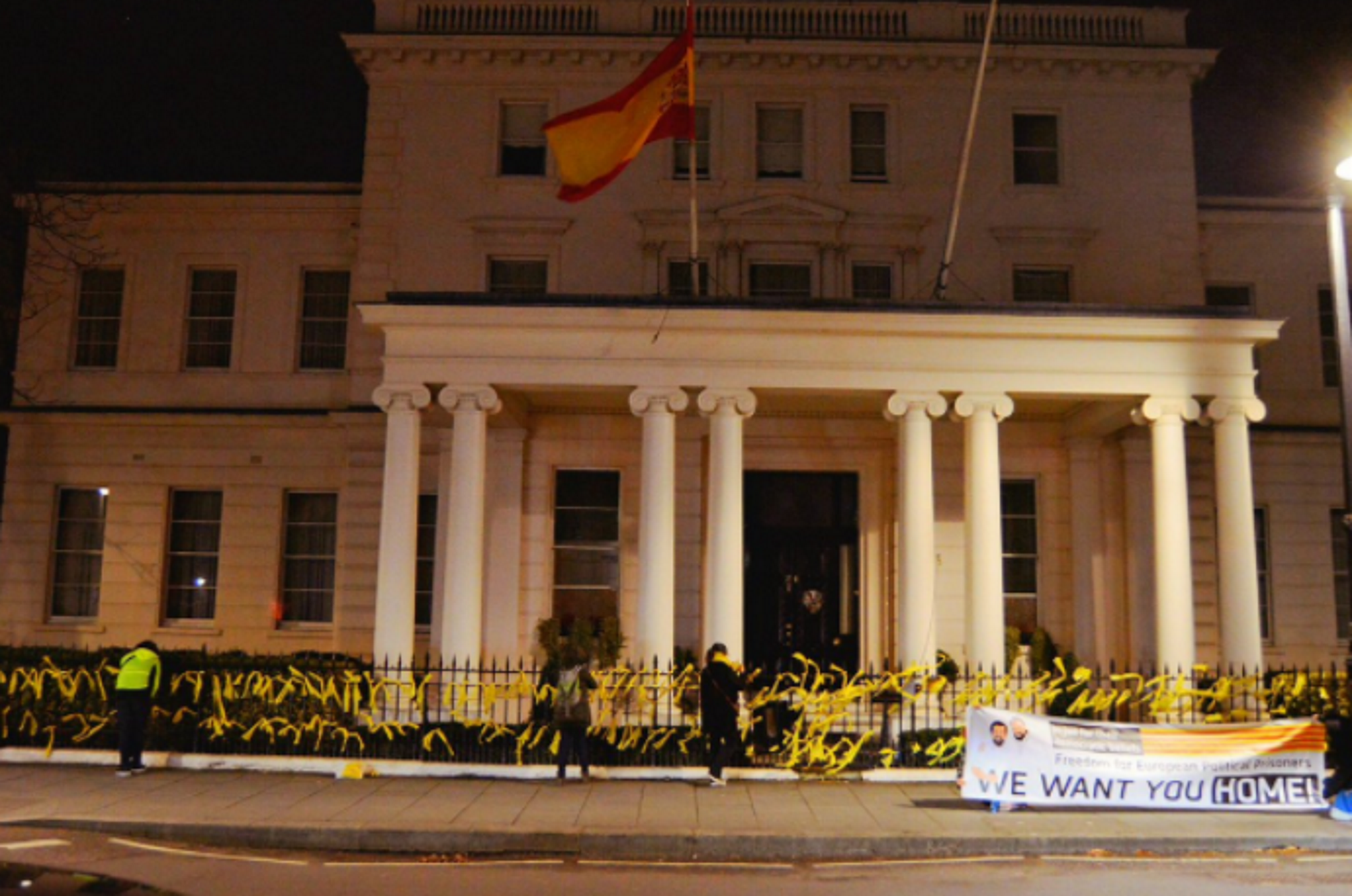 La embajada de España en Londres, llena de lazos amarillos