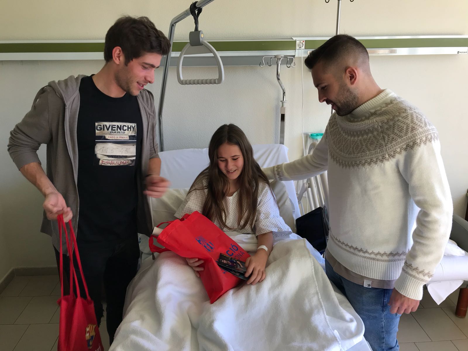Los jugadores del Barça llevan la ilusión a los hospitales de Barcelona