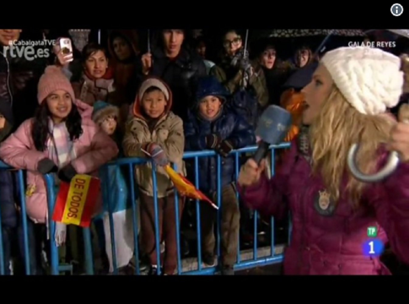 Niños madrileños reciben a los Reyes Magos con banderas españolas (y TVE lo retransmite)