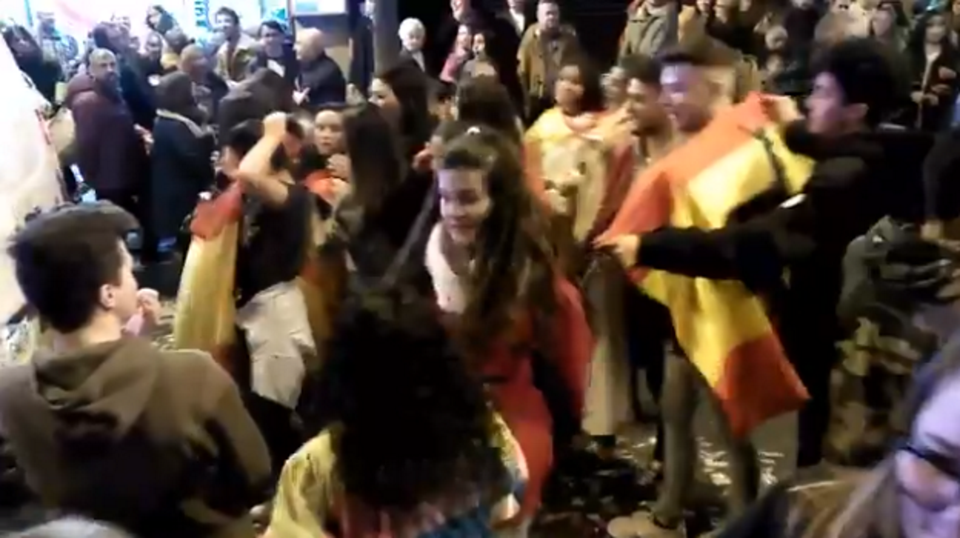 Un grup d'espanyolistes enterboleix la cavalcada de reis a Badalona