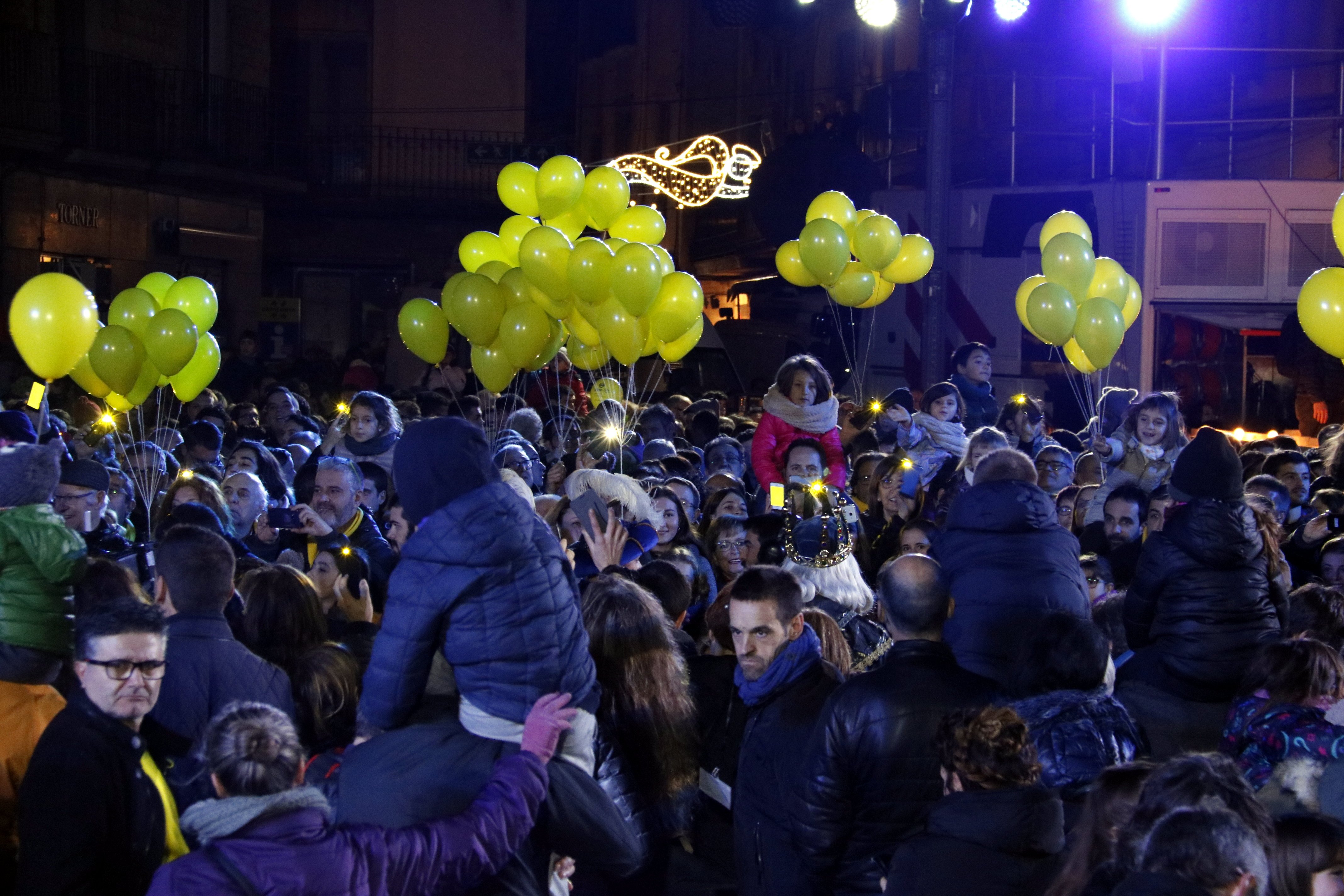 Gritos de 'llibertat' y globos amarillos para recibir a los Reyes en Manresa