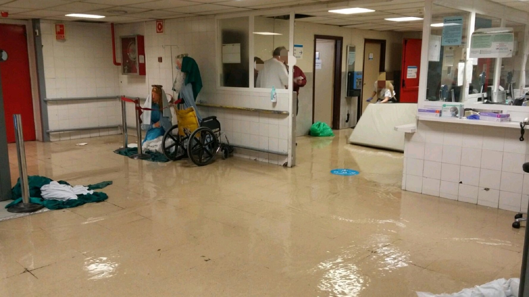 Reprochan a Cifuentes la inundación de un hospital madrileño