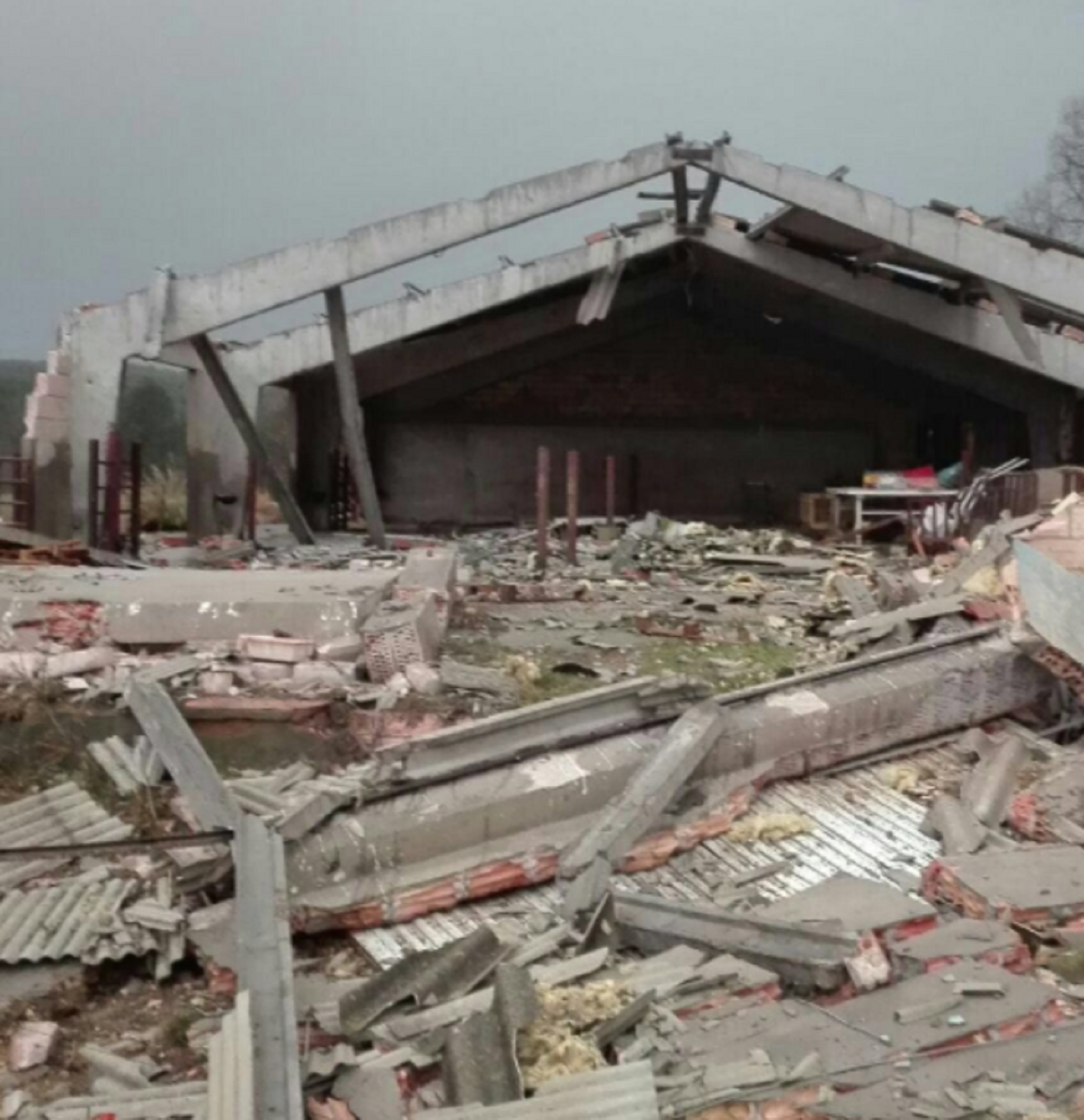 Una fuerte ráfaga provoca daños materiales en el Alt Empordà