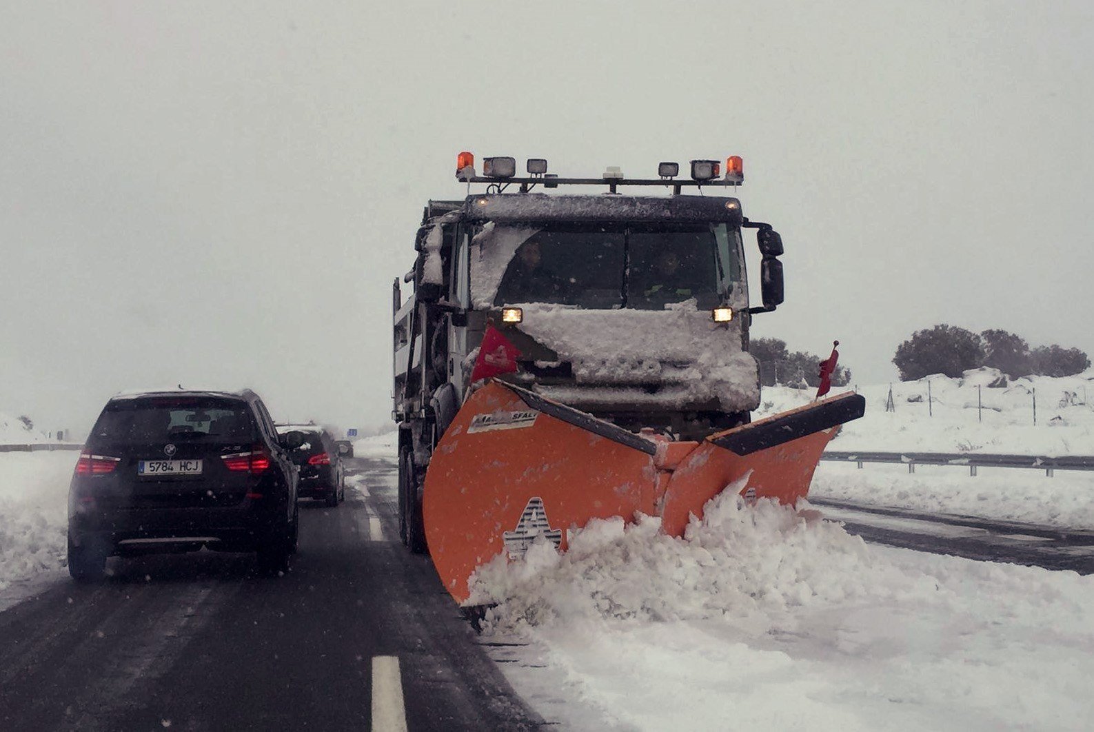 La nieve deja miles de personas atrapadas en las carreteras del centro de España