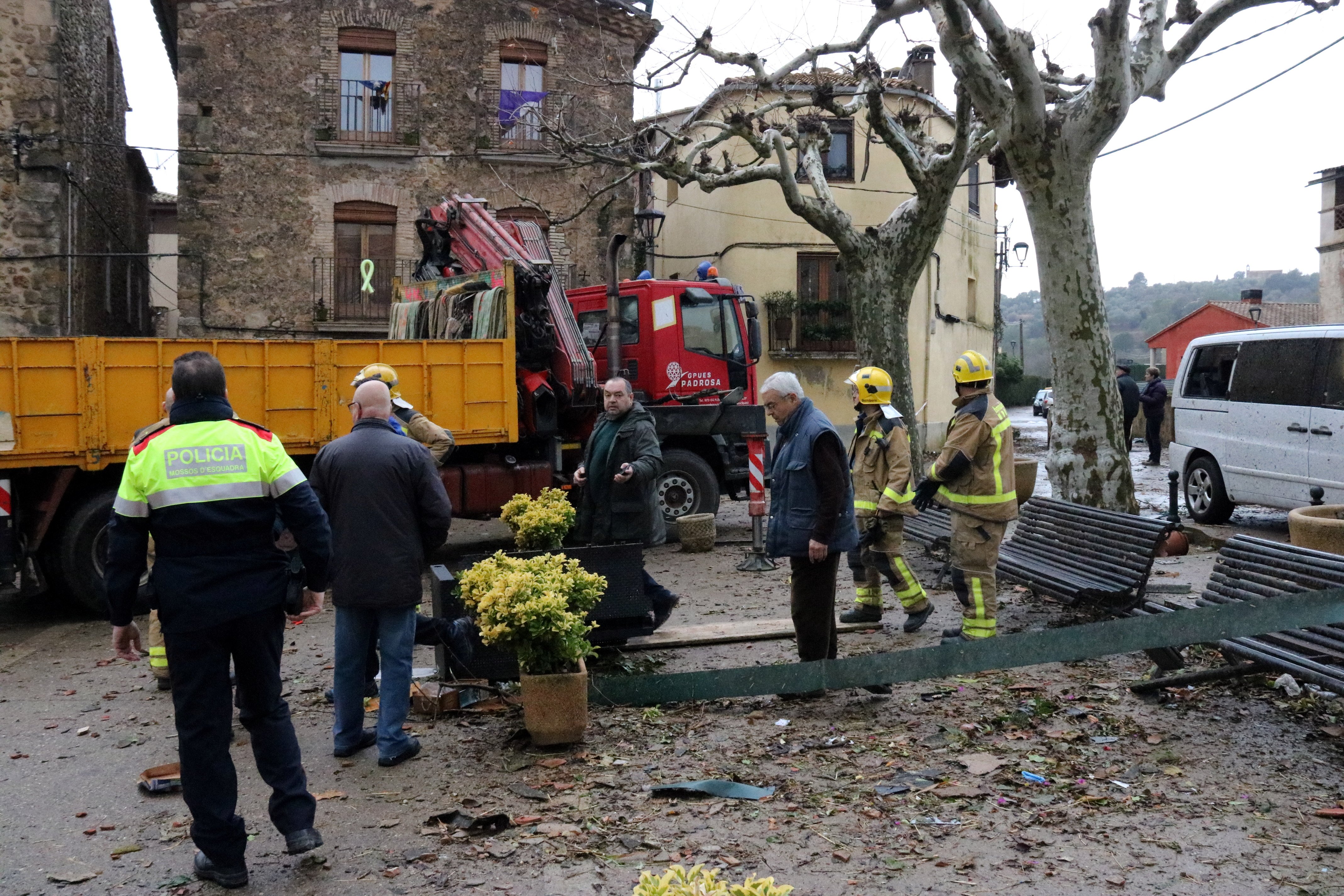 Els Bombers segueixen treballant en millorar la situació de l'Alt Empordà