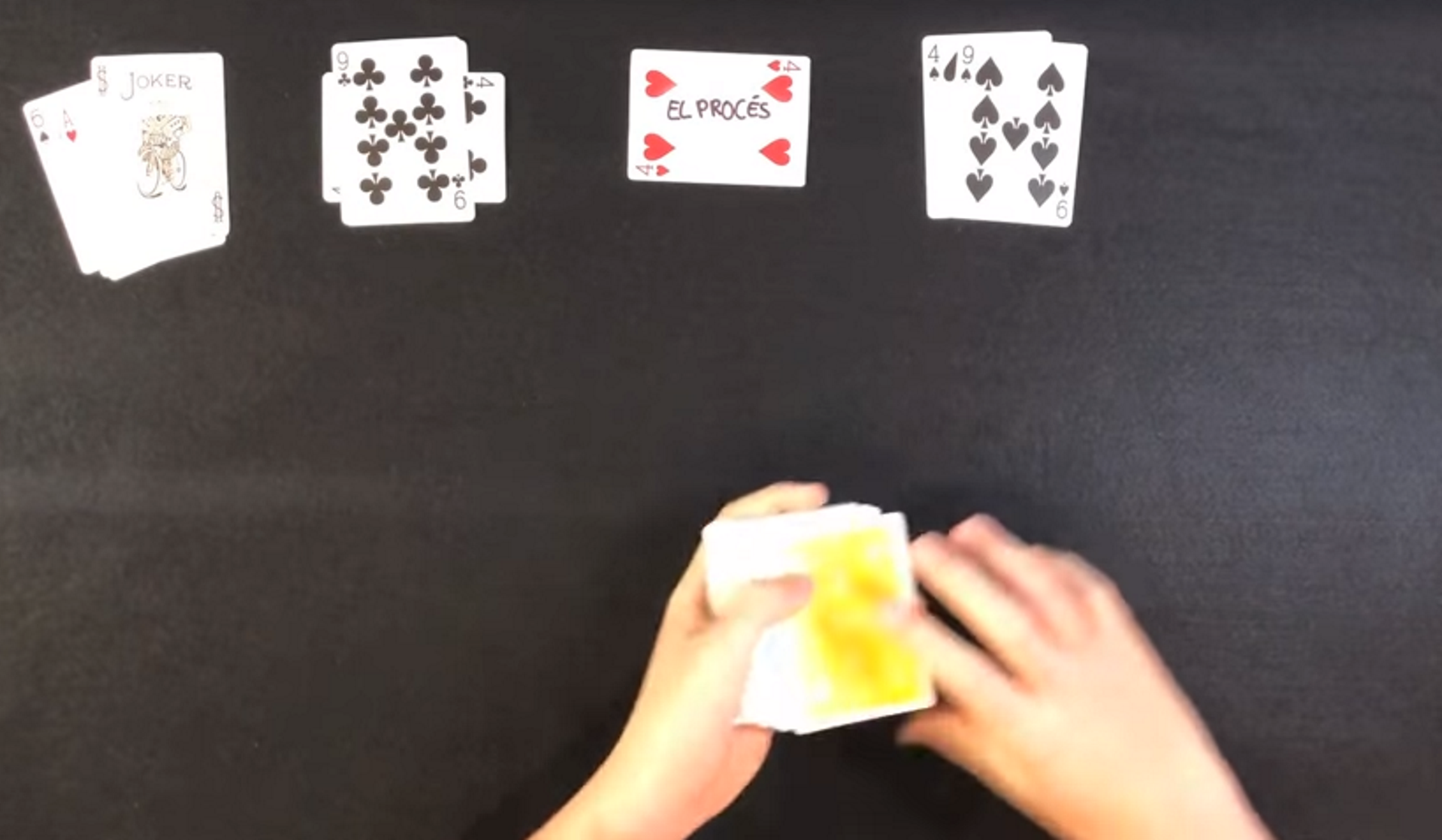 Un mago explica el proceso de independencia con las cartas