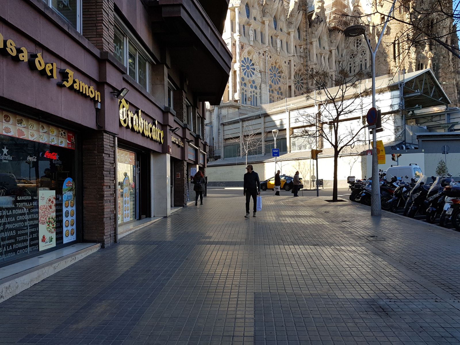 Colau fuerza la liquidación de terrazas de la Sagrada Família