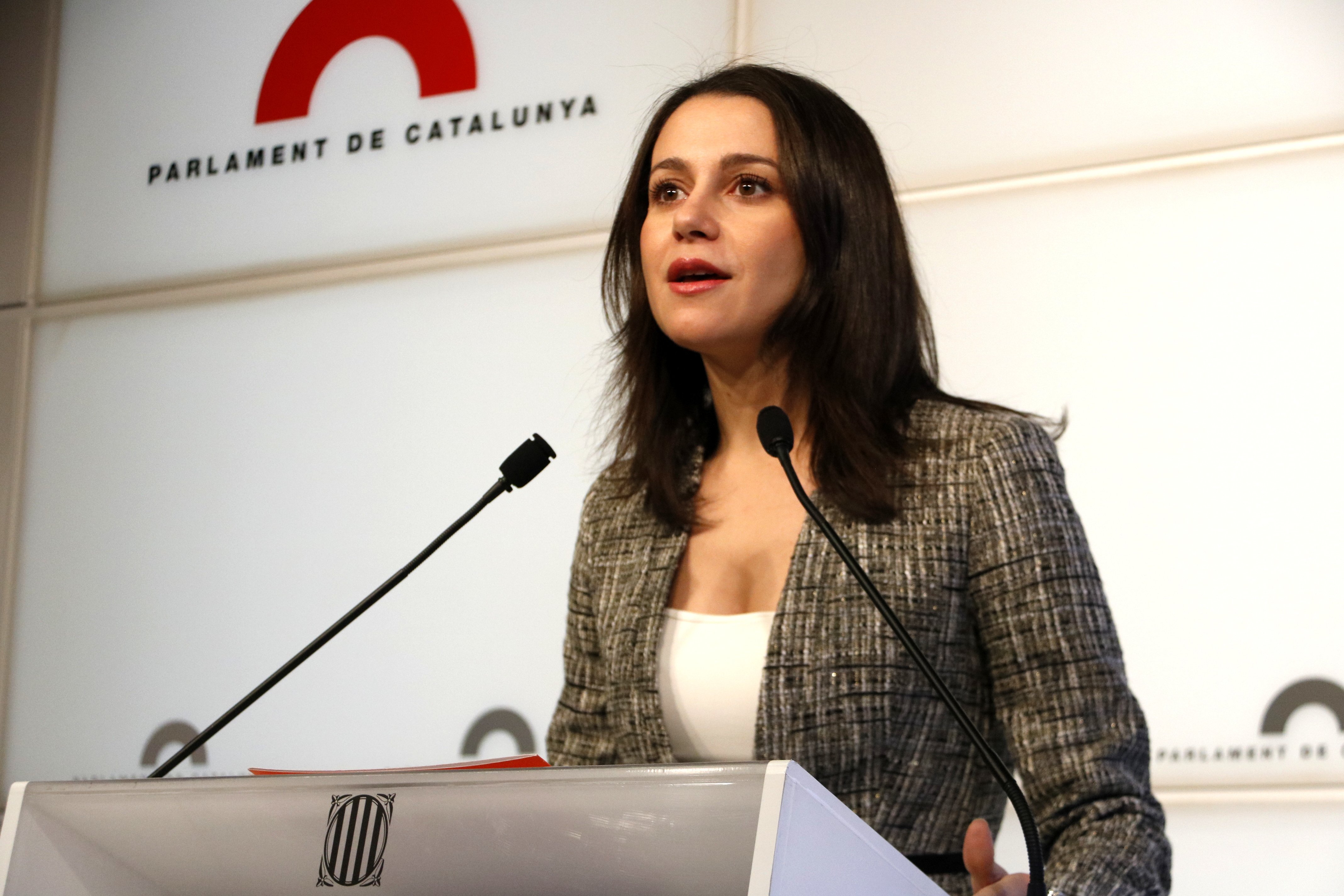 Arrimadas: "El reglament no s'acorda a Bèlgica menjant musclos"