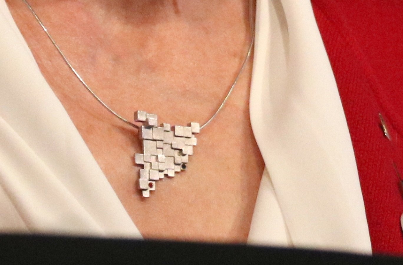 La significativa joya que ha lucido Forcadell en su renuncia