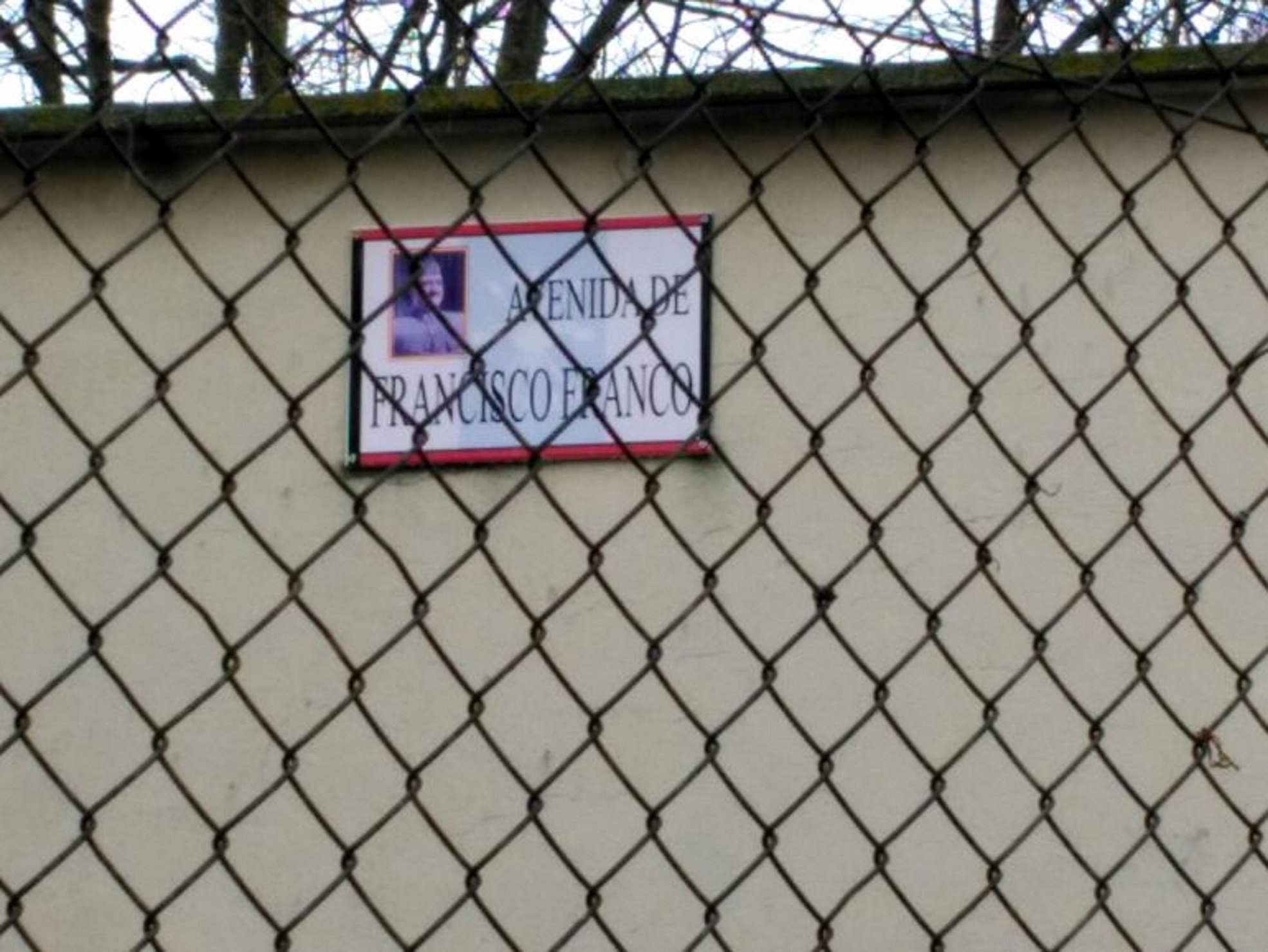 Un concejal de Cs pone una placa en honor a Franco en su casa