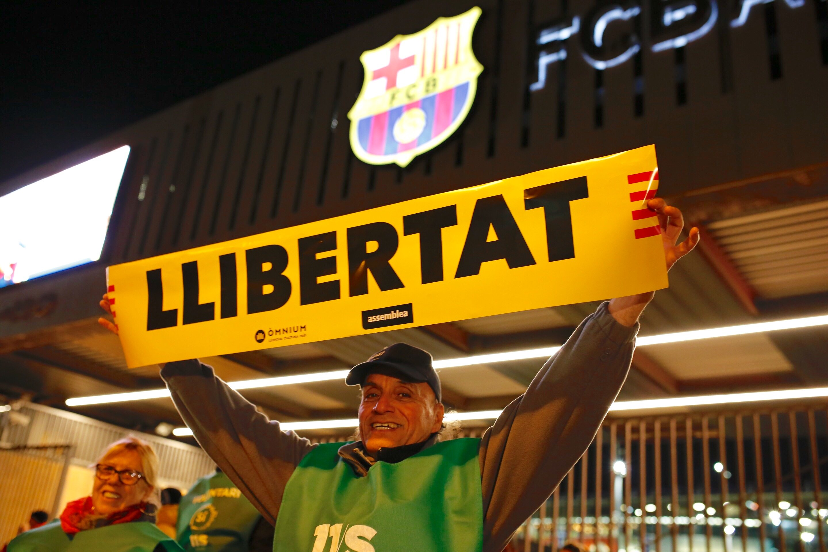 Banderoles grogues al Camp Nou per reclamar la llibertat dels presos polítics
