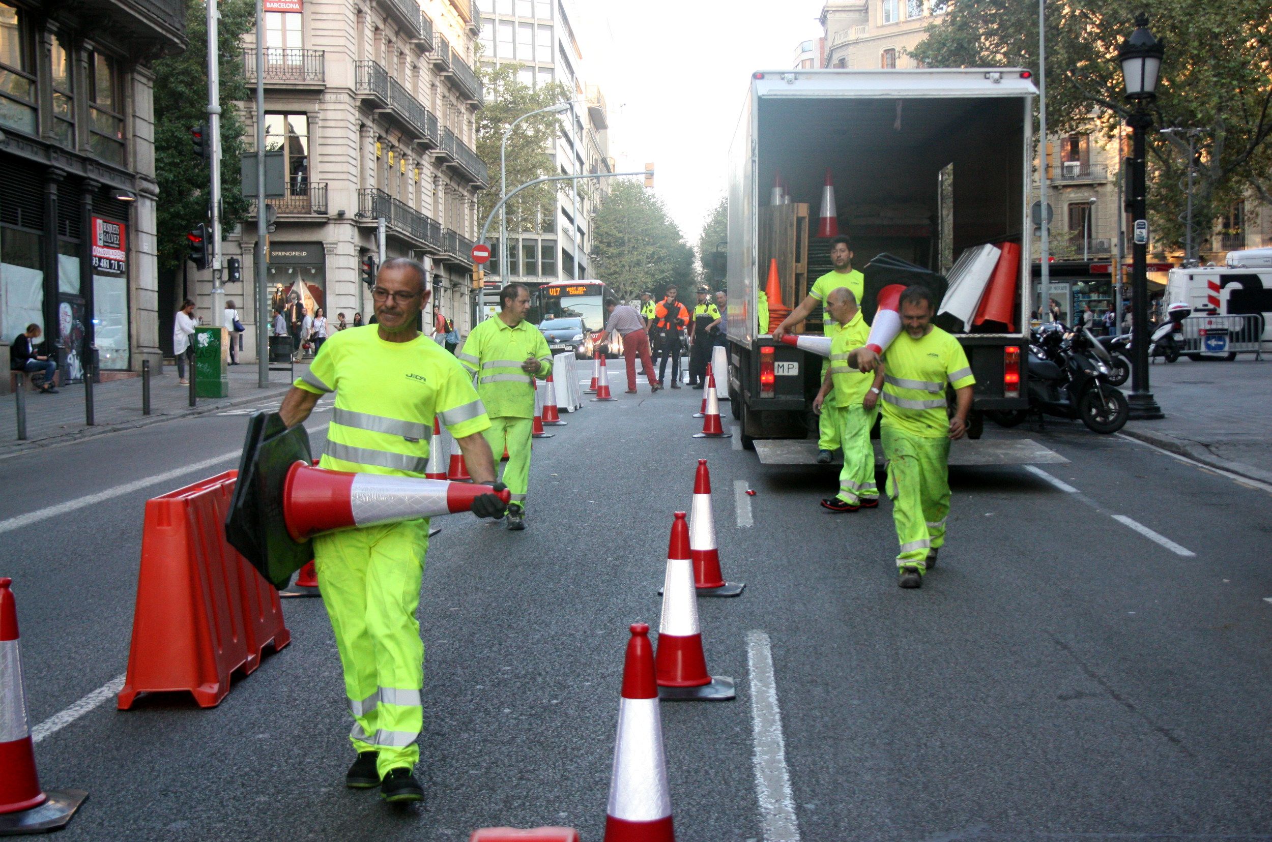 Los comerciantes, indignados por la "política de escaparate" de Colau