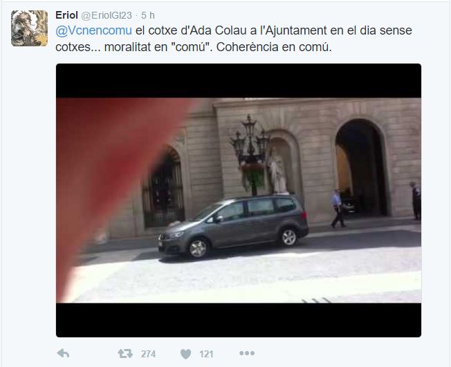 Una imatge del cotxe oficial de Colau del 2015 reviu a la xarxa en el Dia Sense Cotxes