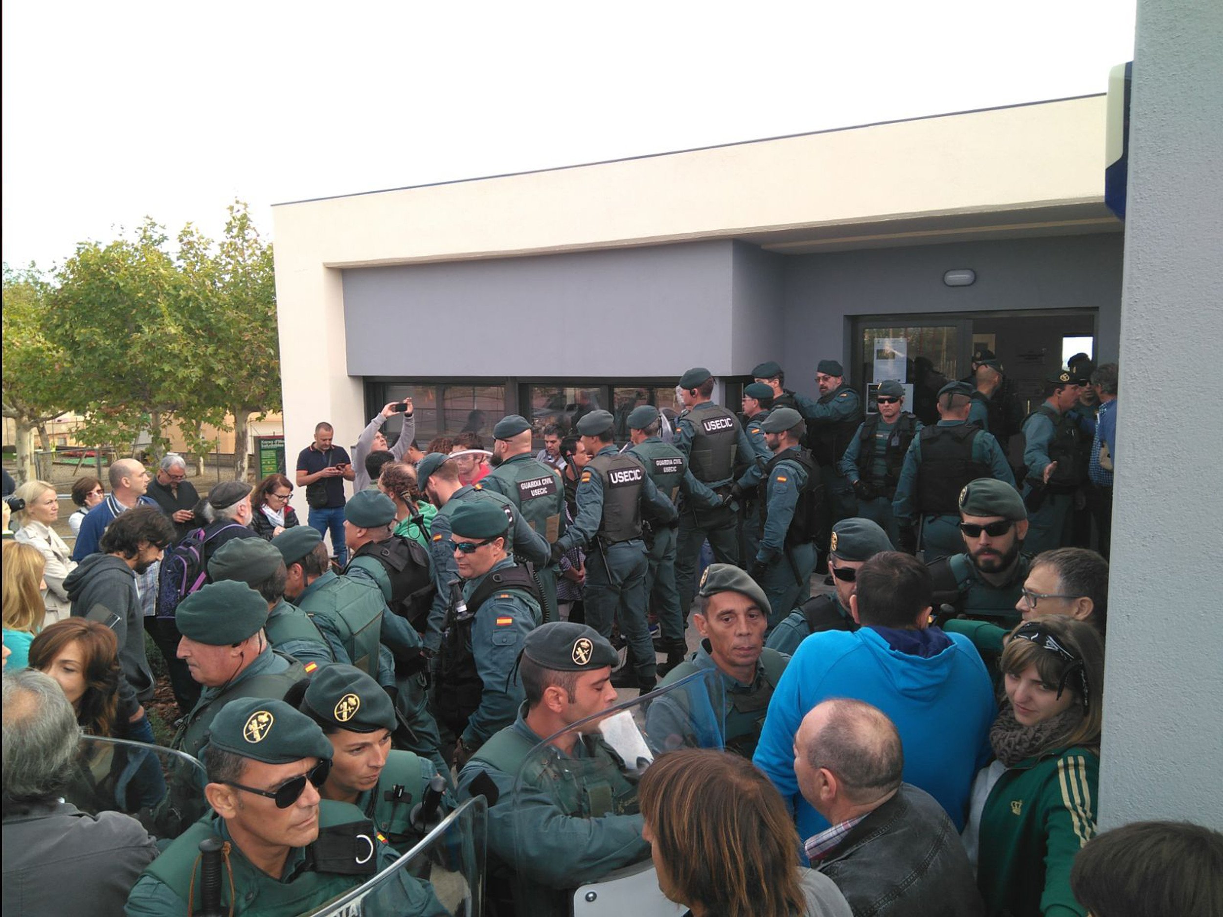 Identifiquen els responsables de la policia espanyola i la Guàrdia Civil que van carregar a Girona