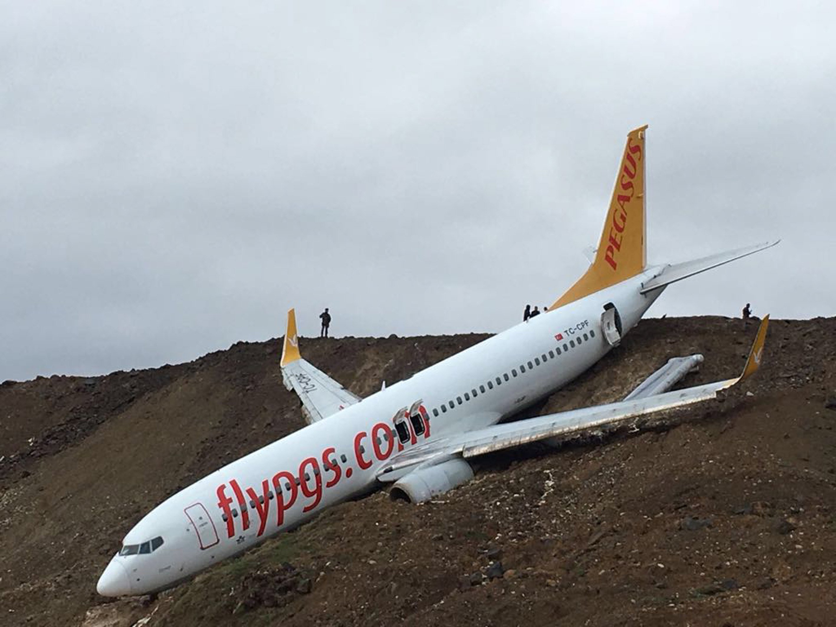 Un avión con 162 pasajeros cae por un acantilado sin que haya heridos