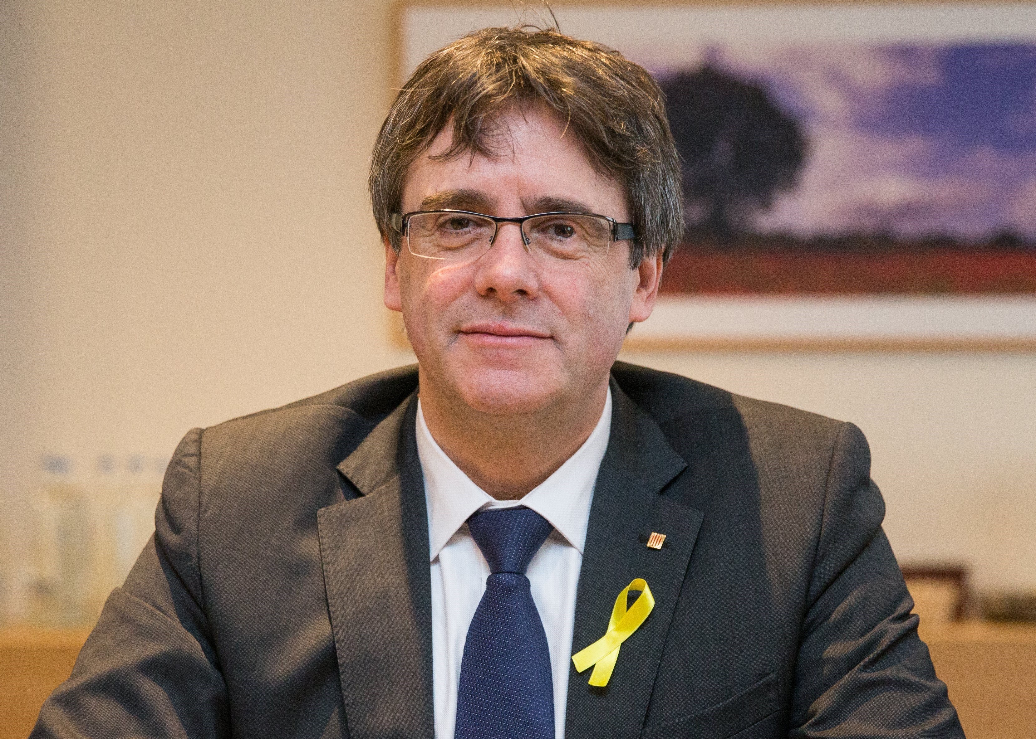 Puigdemont announces he's standing aside provisionally, names Sànchez as alternative