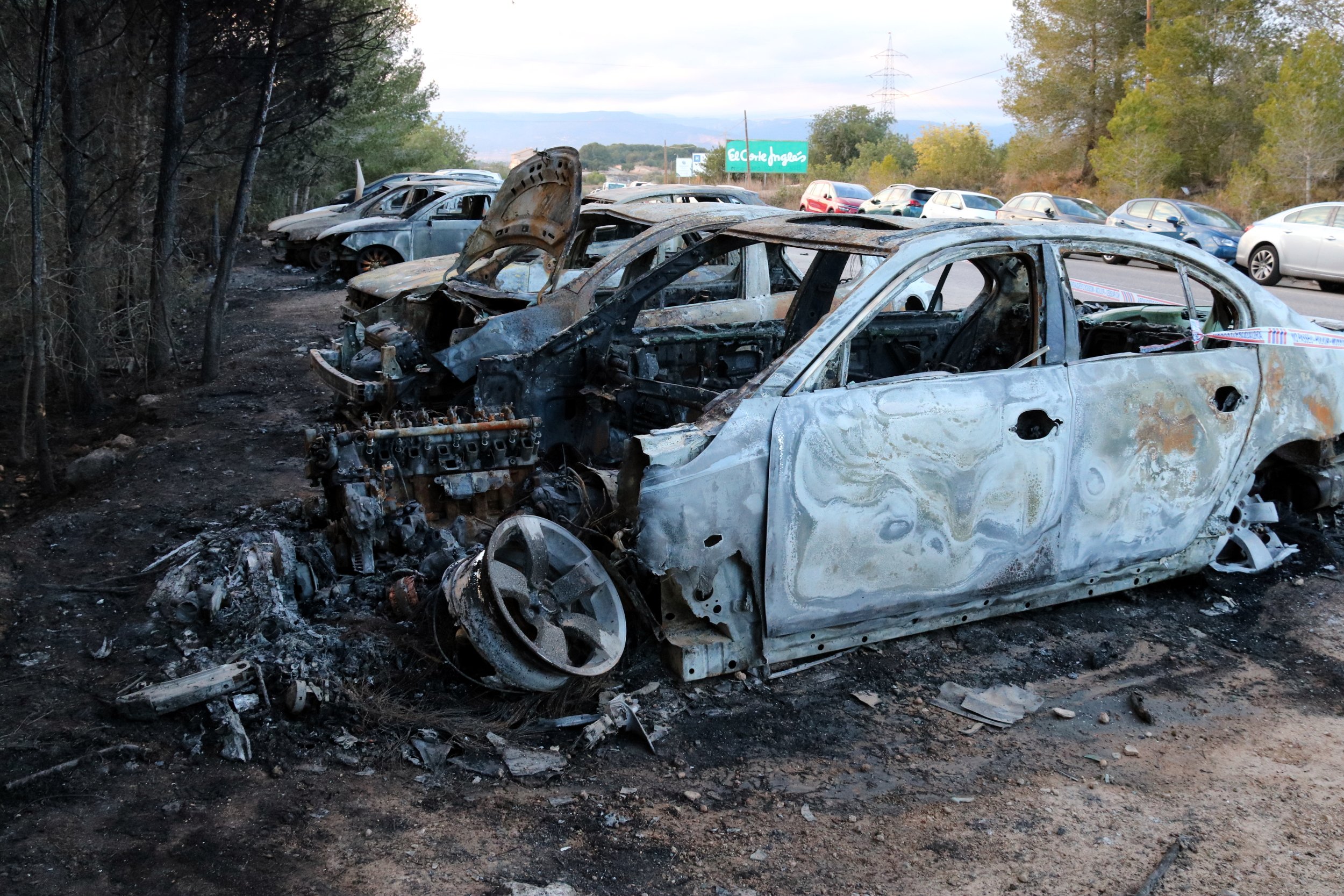 Arden una decena de vehículos en la estación Camp de Tarragona del AVE