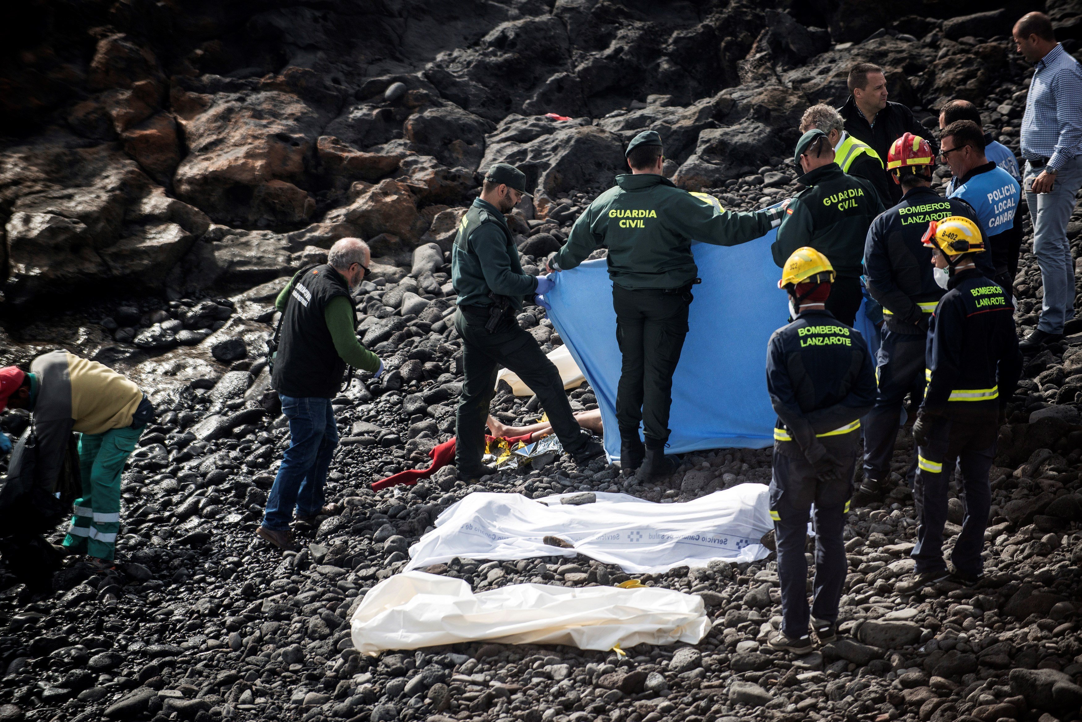 Encuentran una veintena de cadaveres de inmigrantes naufragados cerca de Melilla