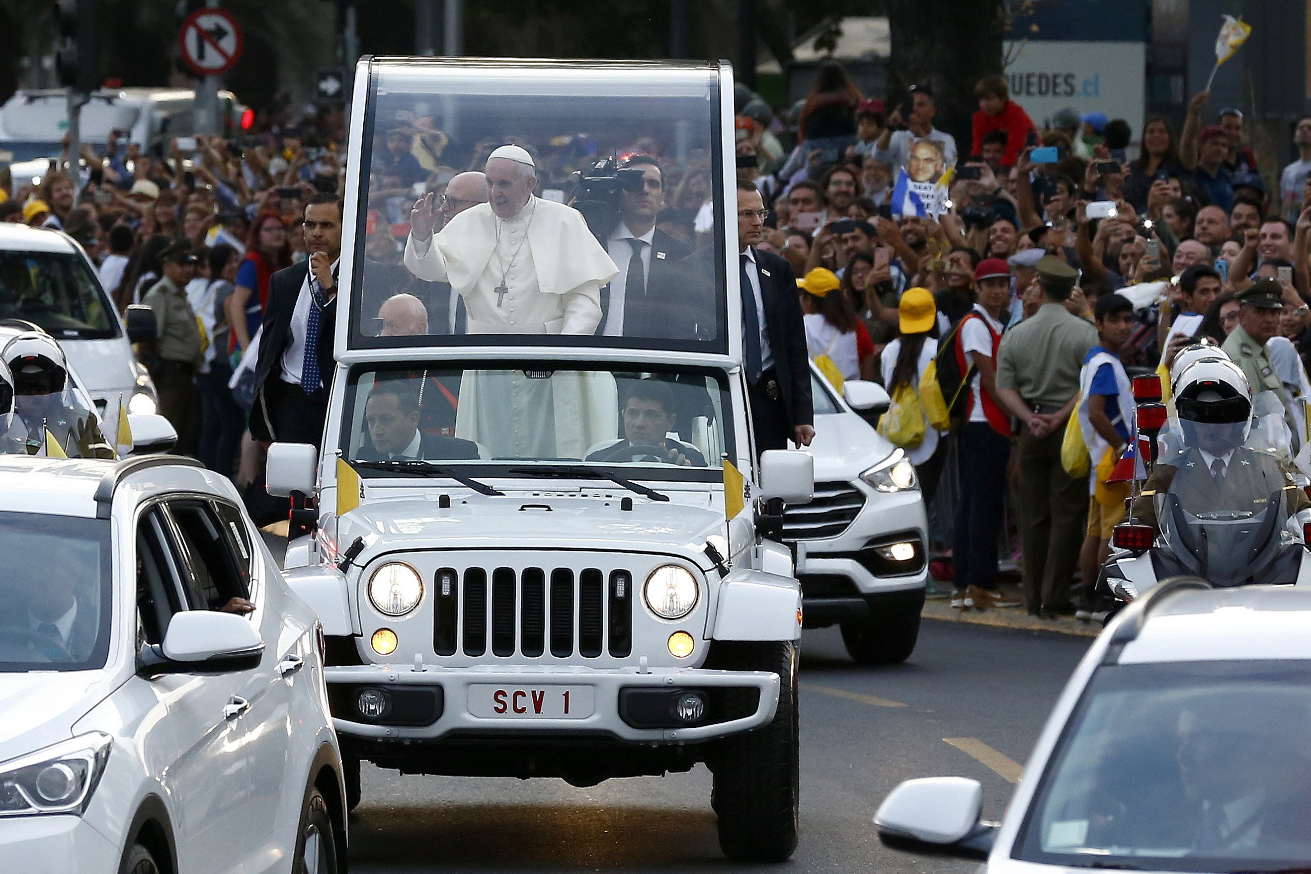 El Papa inicia una visita a Chile entre un fervor multitudinario y protestas aisladas