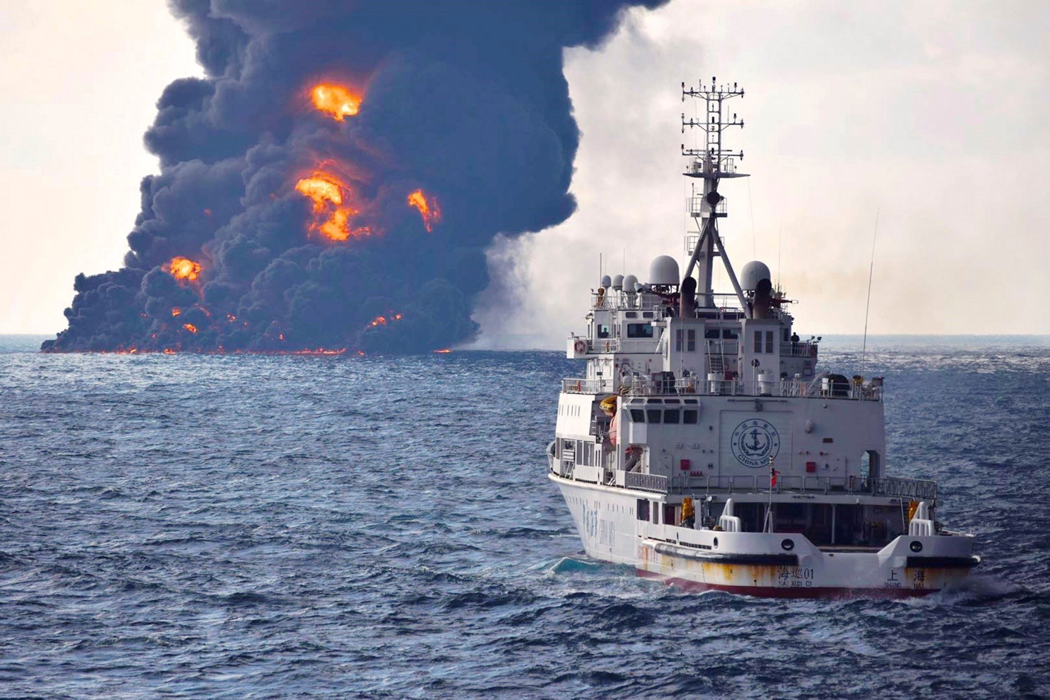 China se enfrenta a una grave tragedia ambiental tras el hundimiento de un petrolero
