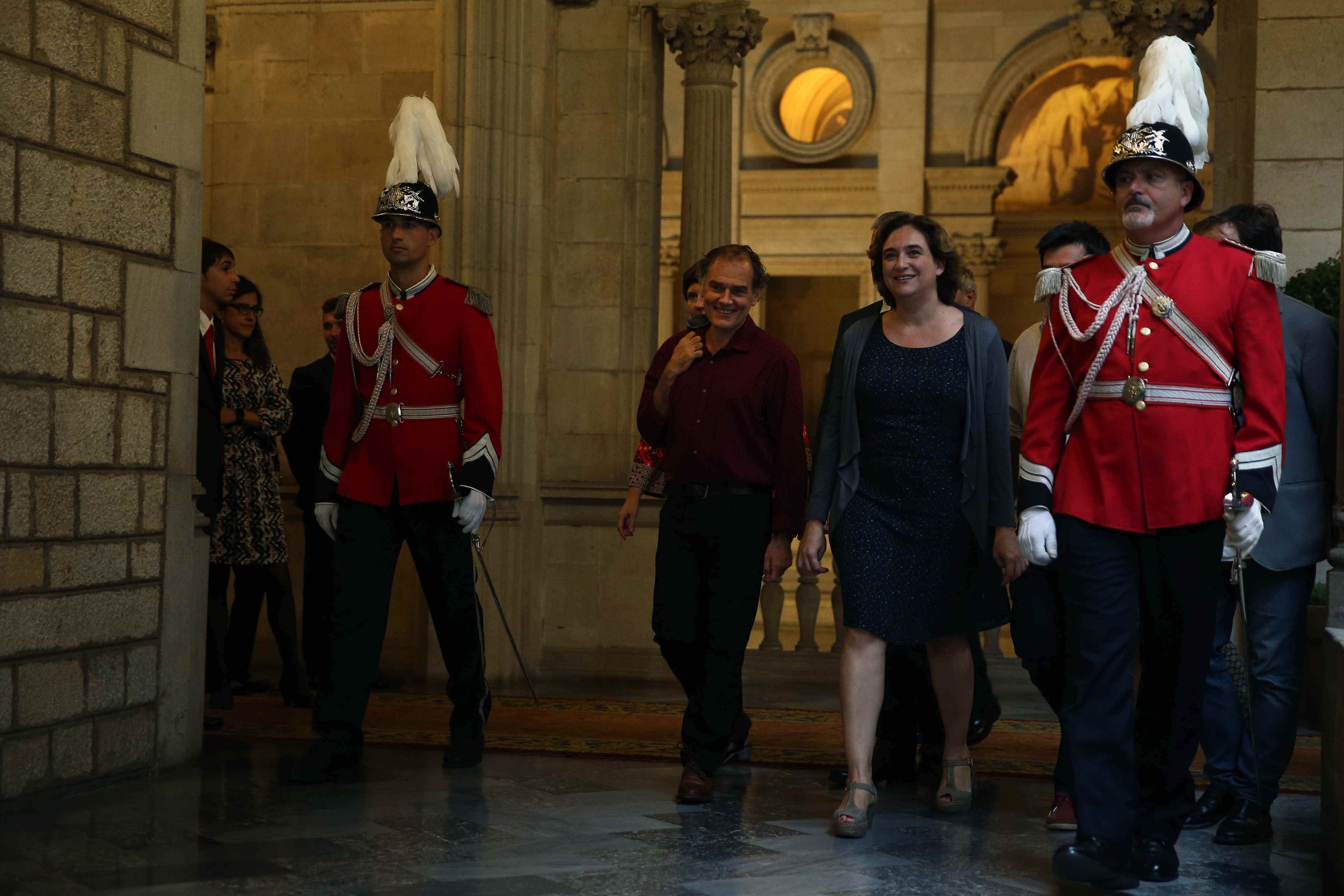 Colau: "Pérez Andújar no ha hecho artículos contra el independentismo"