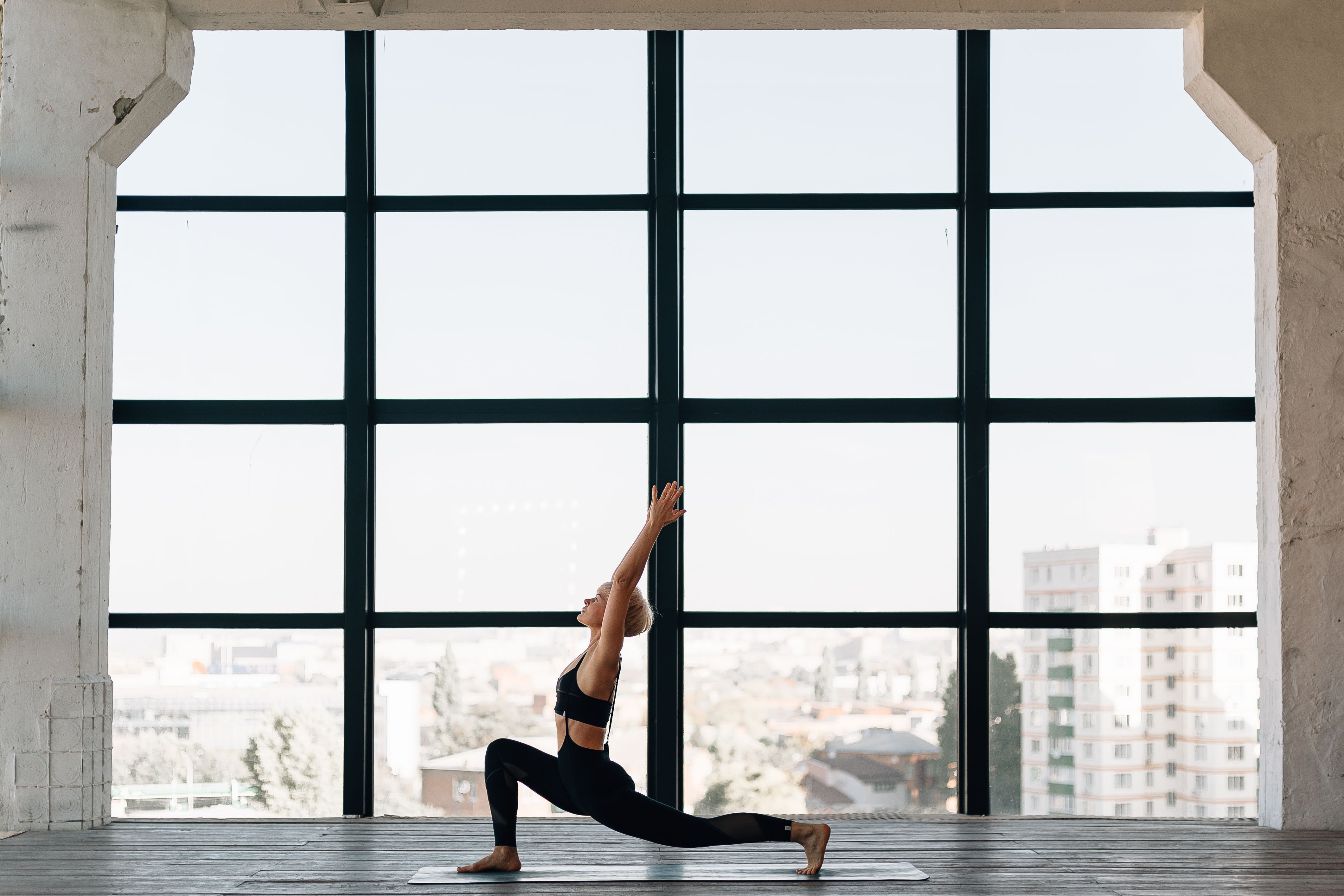 Mujer practicando yoga / Unsplash