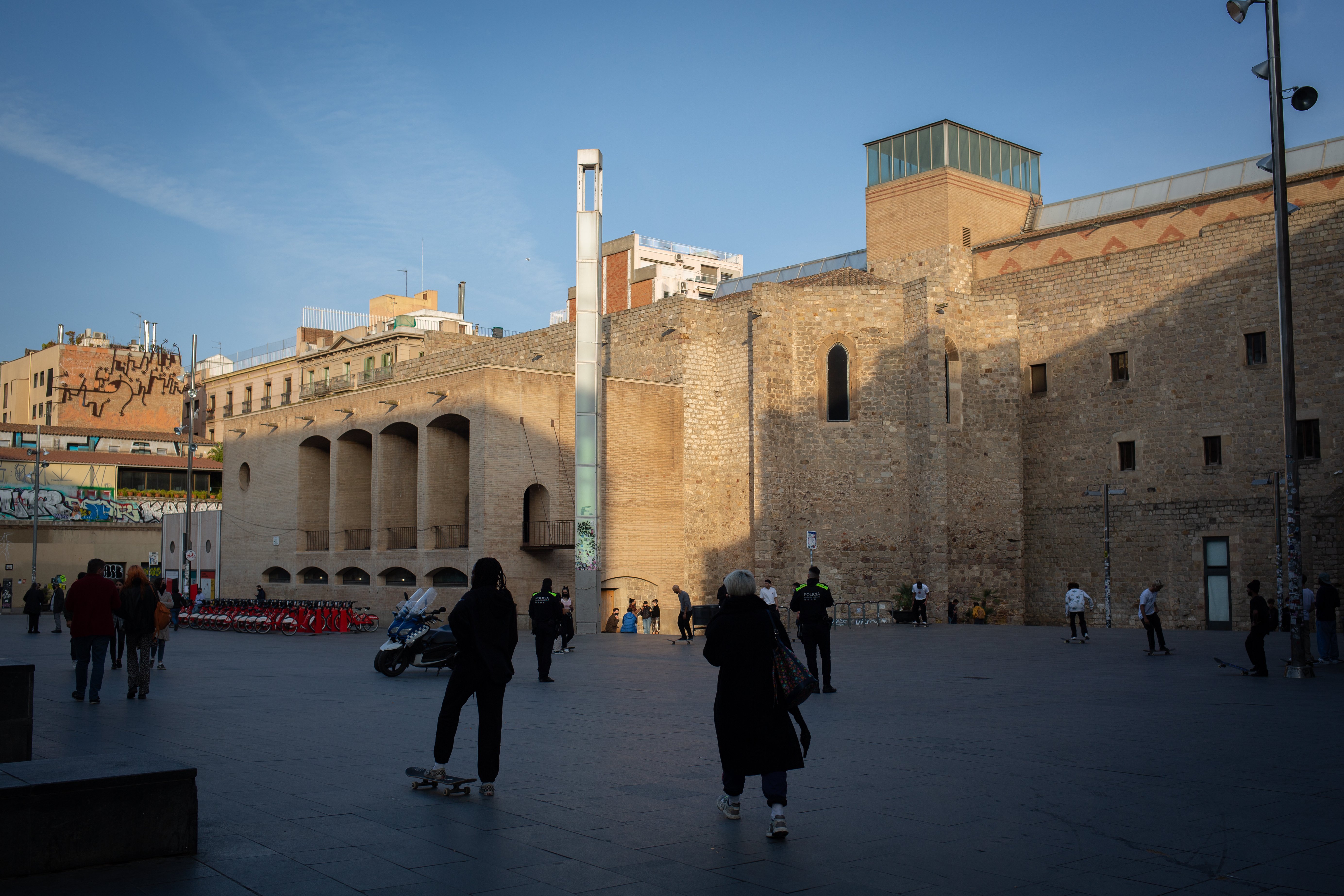 Restaurantes y terrazas de Ciutat Vella de Barcelona también cerrarán una hora antes