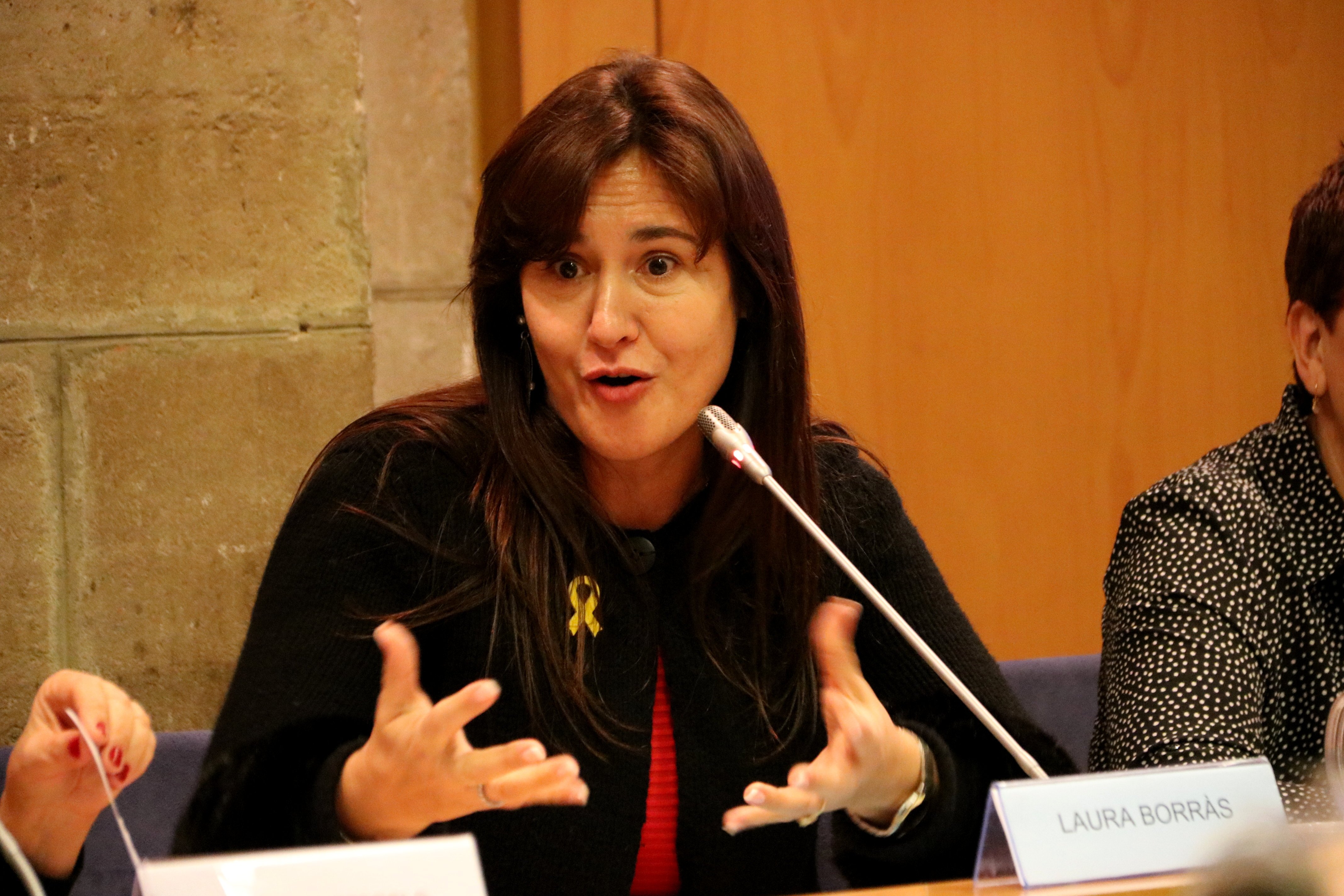 Laura Borràs denuncia haver estat insultada per dur un llaç groc