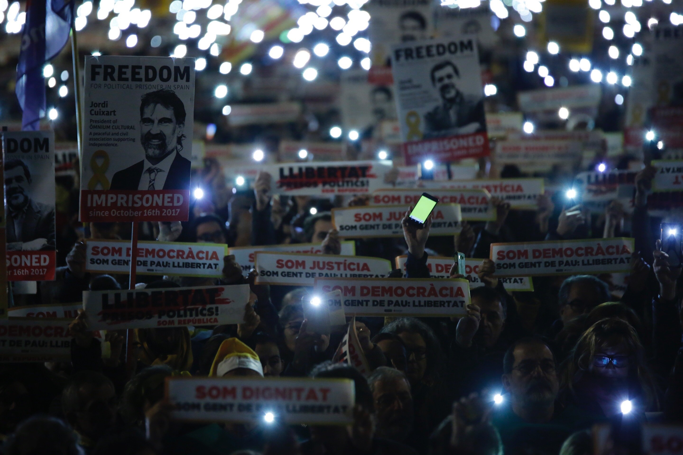 "Somos gente de paz": miles de voces confluyen por la libertad de los Jordis