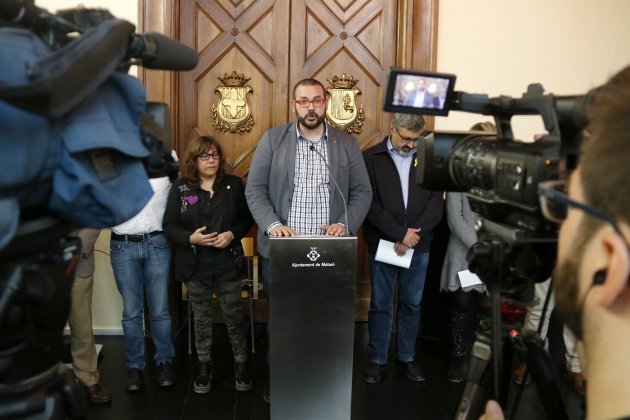 El alcalde de Mataró, David Bote, delante de las cámaras y rodeado de portavoces de los partidos en el momento de leer una declaración institucional, el 7 de marzo de 2018 - ACN