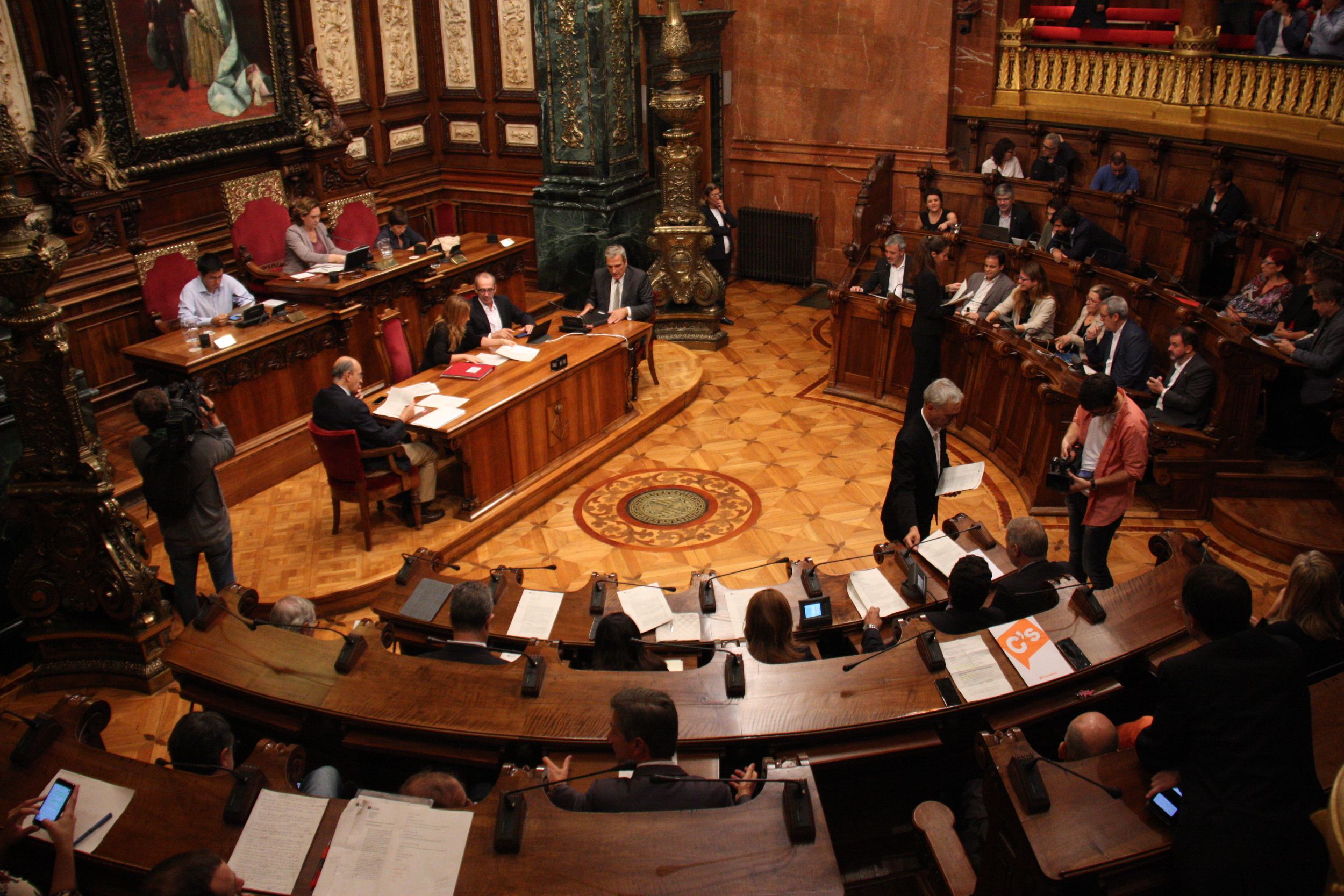 El salón de plenos del Ayuntamiento ya es oficialmente la Sala Carles Pi i Sunyer