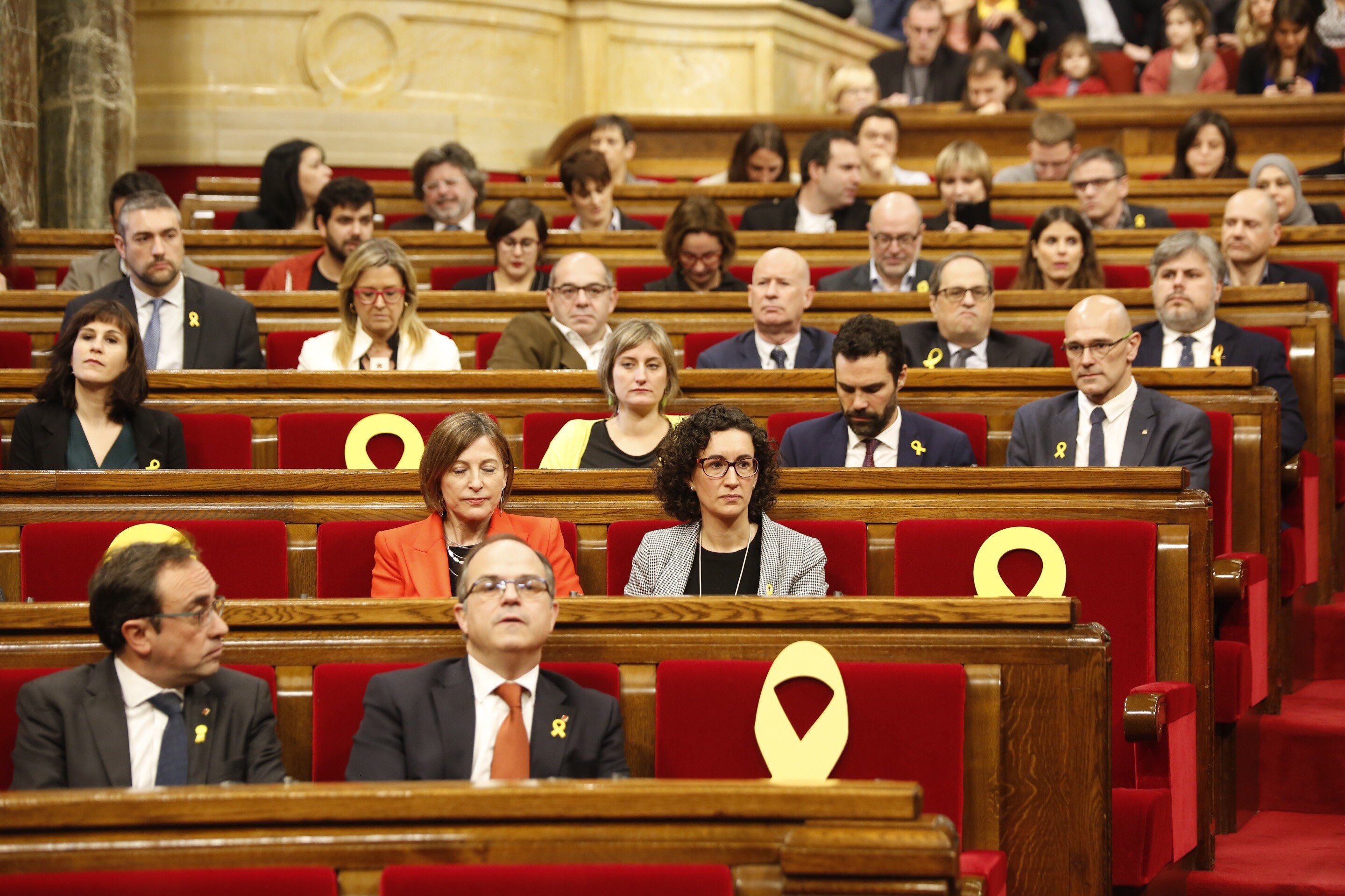 Llaços grocs als escons dels diputats empresonats i exiliats