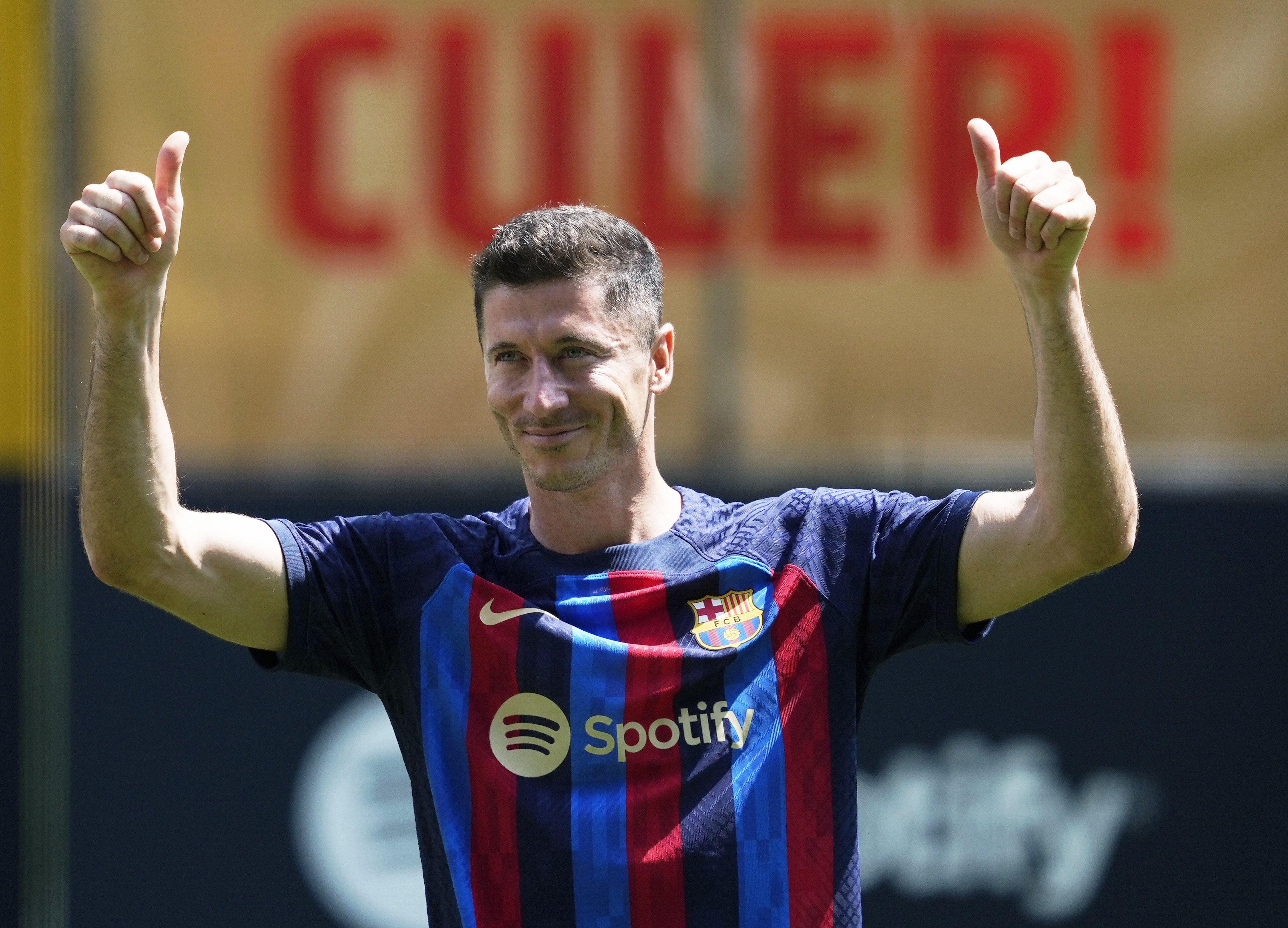 Barça footballer Lewandowski robbed of €70,000 watch when signing autographs