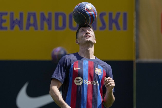 Robert Lewandowski presentació Nou Camp FC Barcelona pilota cap / Foto: Alejandro García/Efe