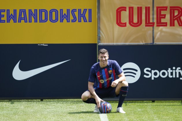 Polonès Robert Lewandowski presentació Nou Camp FC Barcelona posant / Foto: Alejandro García/Efe