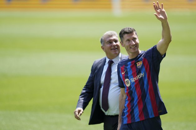 Polaco Robert Lewandowski presentación Nou Camp FC Barcelona Joan Laporta saludando / Foto: Alejandro García/Efe