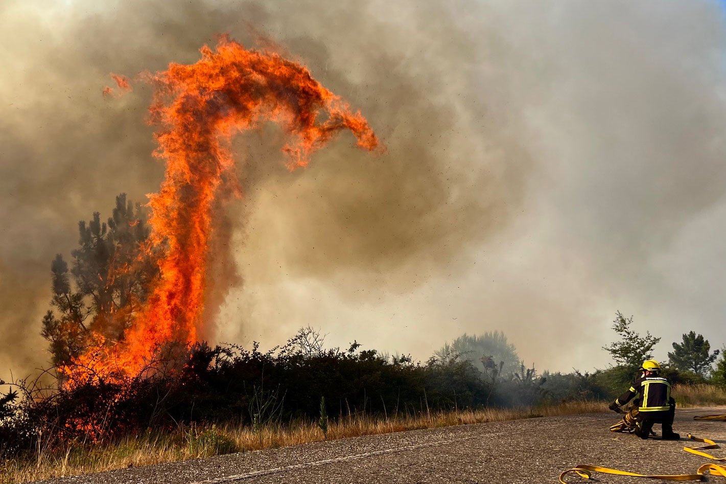 Bomberos trabajan extinción incendio forestal carretrea N120 A cañiza, Pontevedra Galicia / Foto: Sxenick/Efe