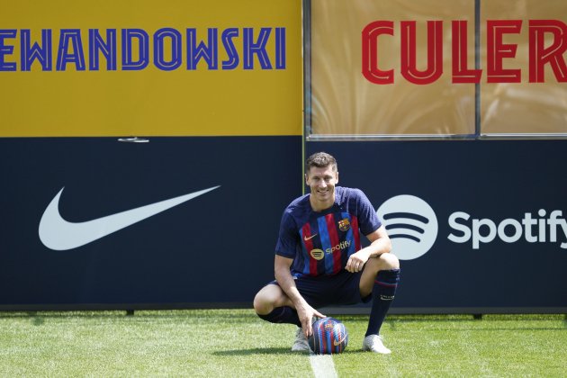 Polonès Robert Lewandowski presentació Nou Camp FC Barcelona posant / Foto: Alejandro Garcia/Efe Polonès Robert Lewandowski presentació Nou Camp FC Barcelona posant / Foto: Alejandro Garcia/Efe