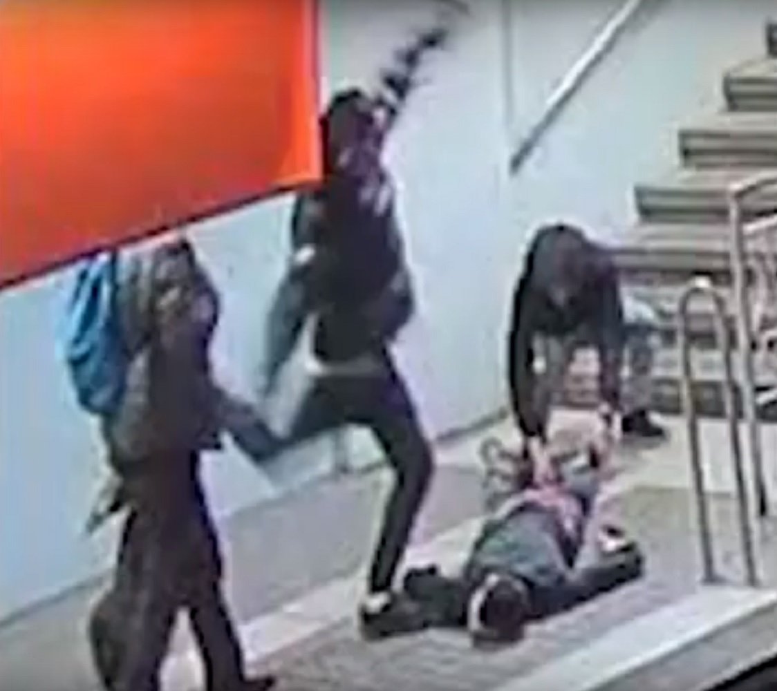 Un detenido por agredir a un hombre y causarle traumatismos en la estación de metro de Navas