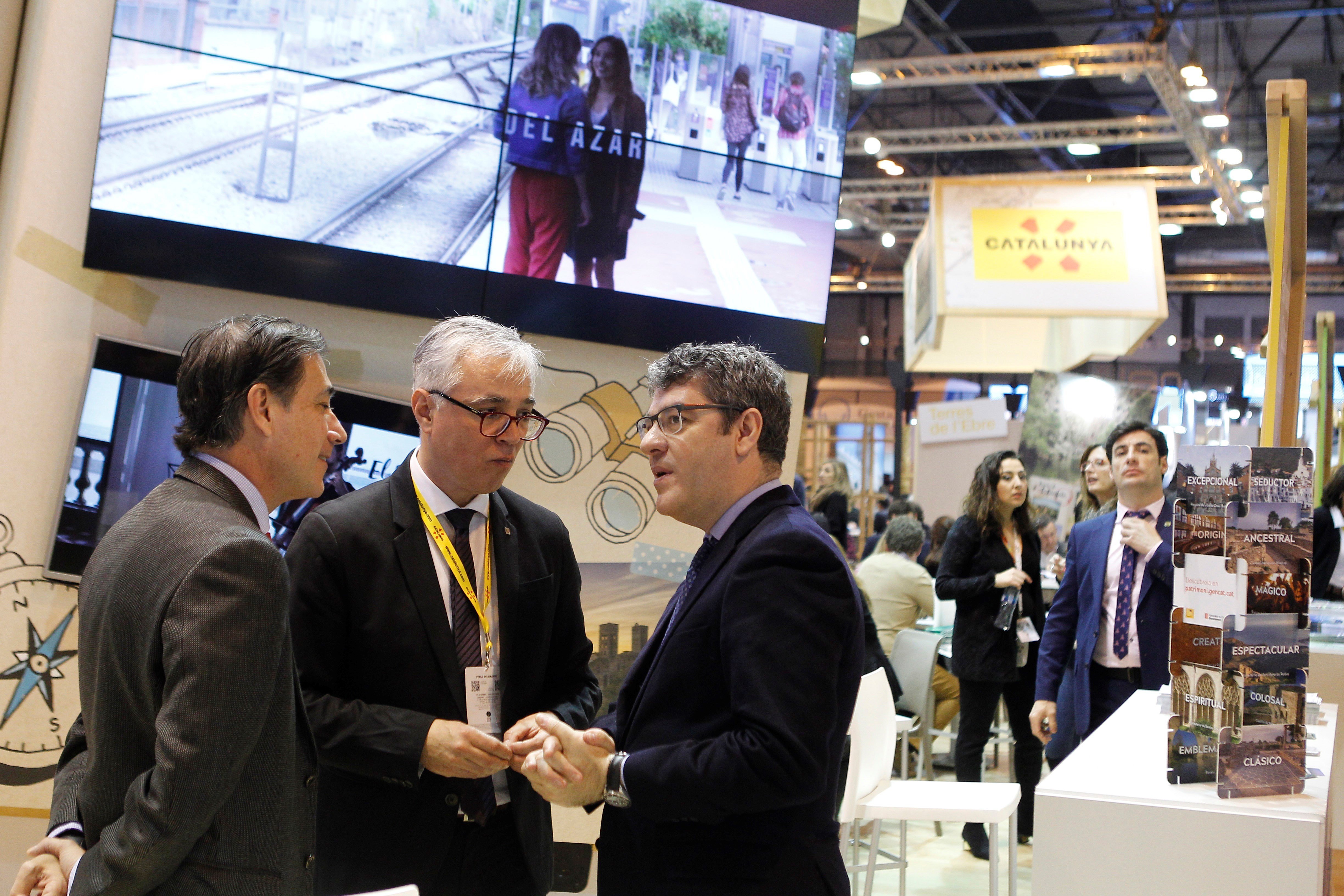 Los reyes de España pasan de largo del stand de Catalunya en FITUR