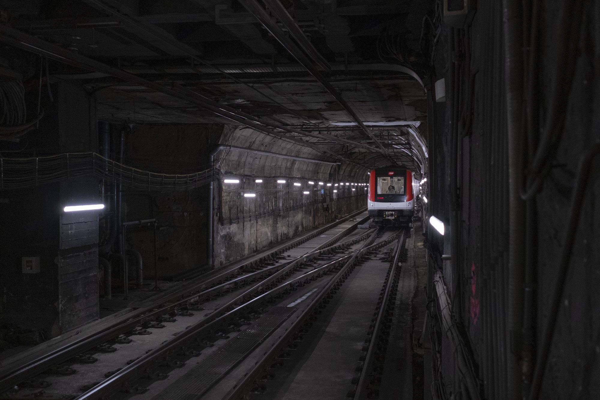 TMB se propone reducir el consumo eléctrico en el metro y en el bus un 15% hasta el 2030