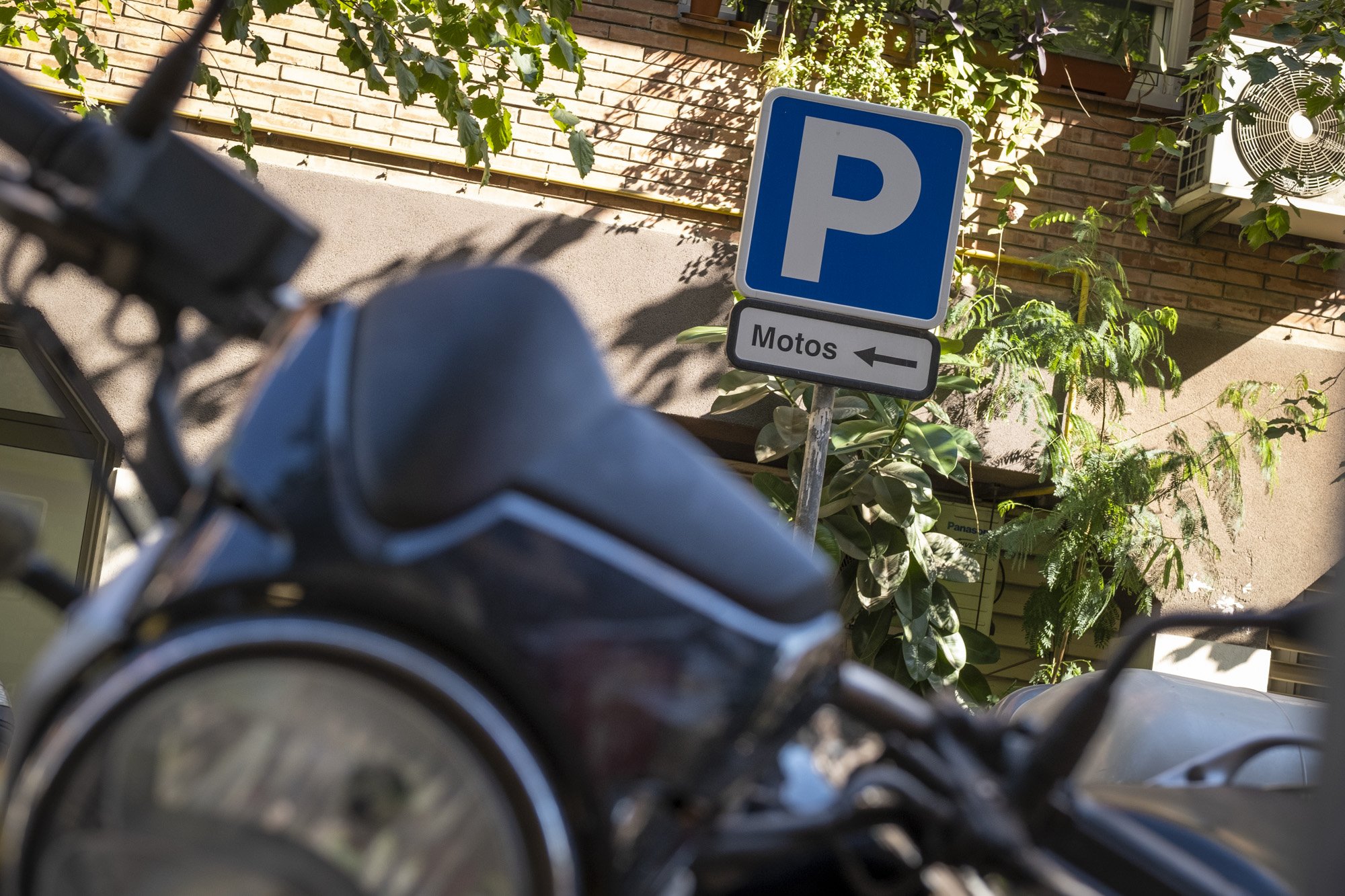 Pla de Mobilitat barceloní: reduir l’ús del cotxe i fer pagar les motos per aparcar