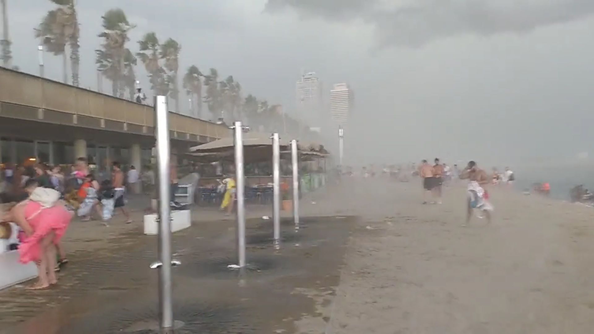 Espectacular tormenta en Barcelona con descargas eléctricas y ráfagas de viento | VÍDEO