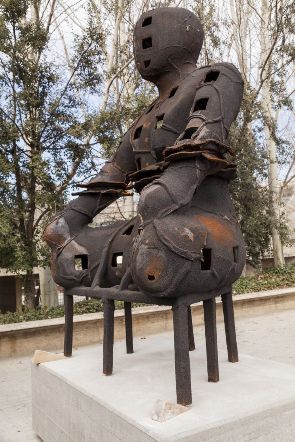 Tres gigantescos 'Guardianes' custodiarán la Superilla del Poblenou