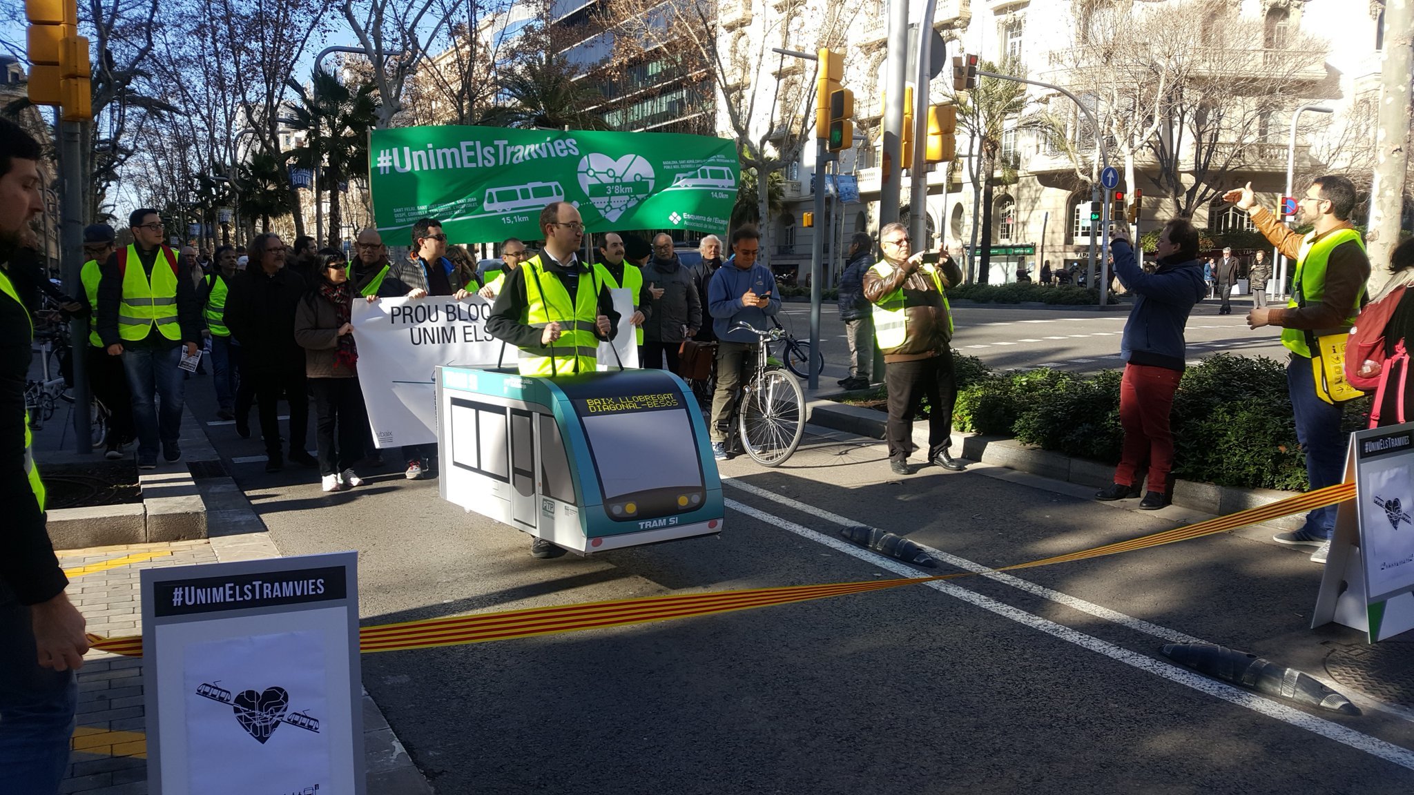 Mil personas exigen la unión del tranvía por la Diagonal