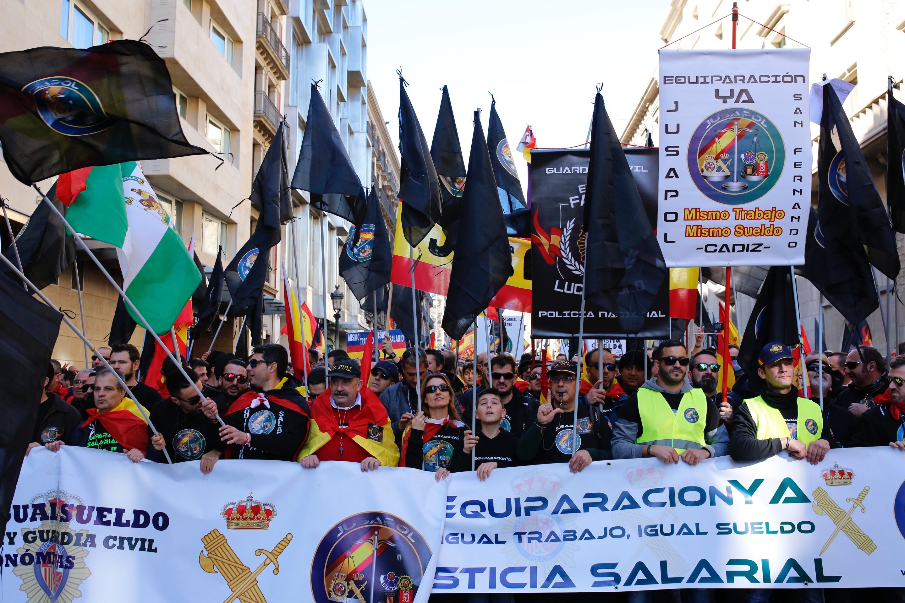 La policía española reclama en Barcelona equiparación salarial con los Mossos