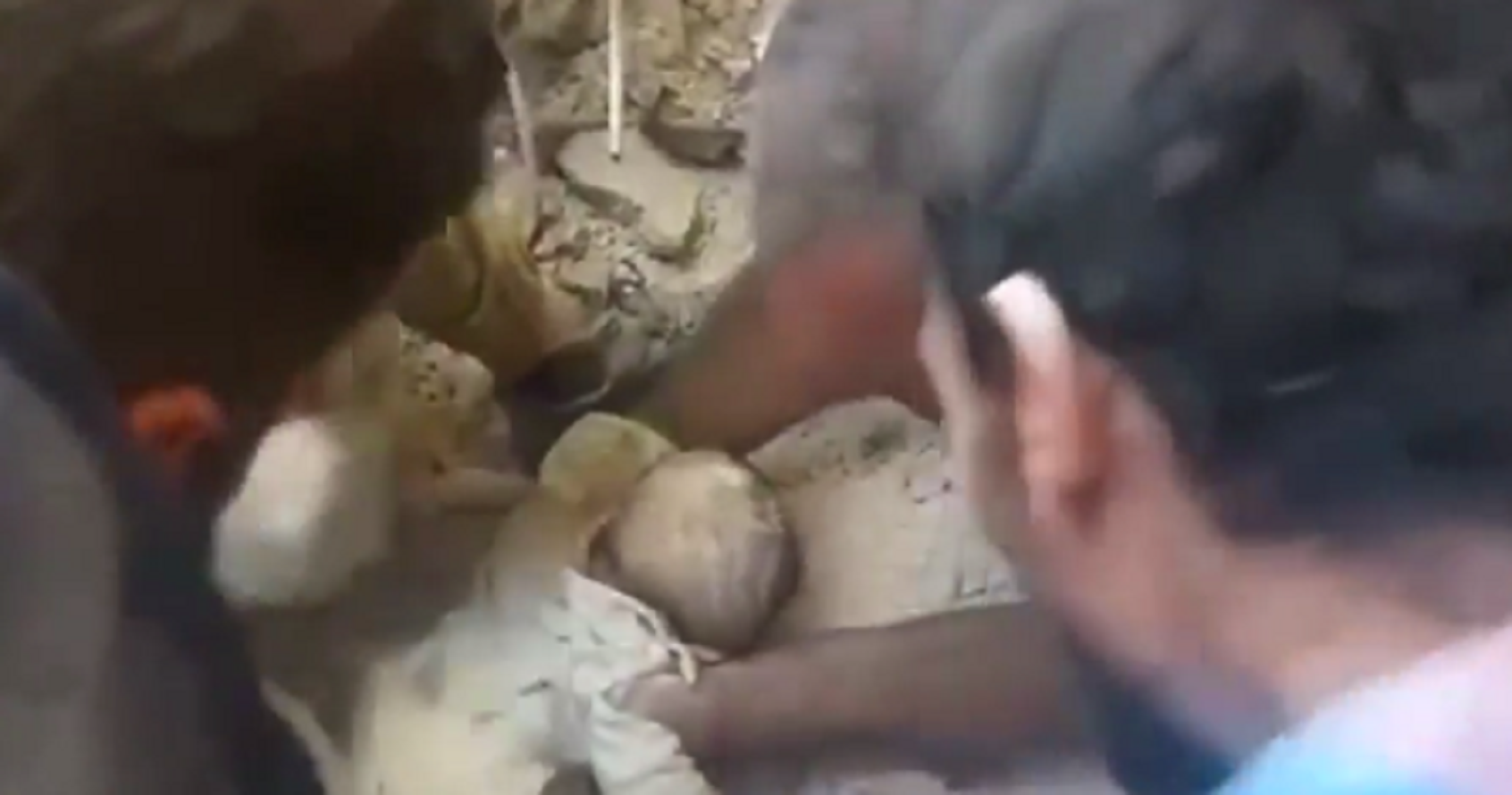 Un bebé es rescatado entre las ruinas de un edificio de Siria