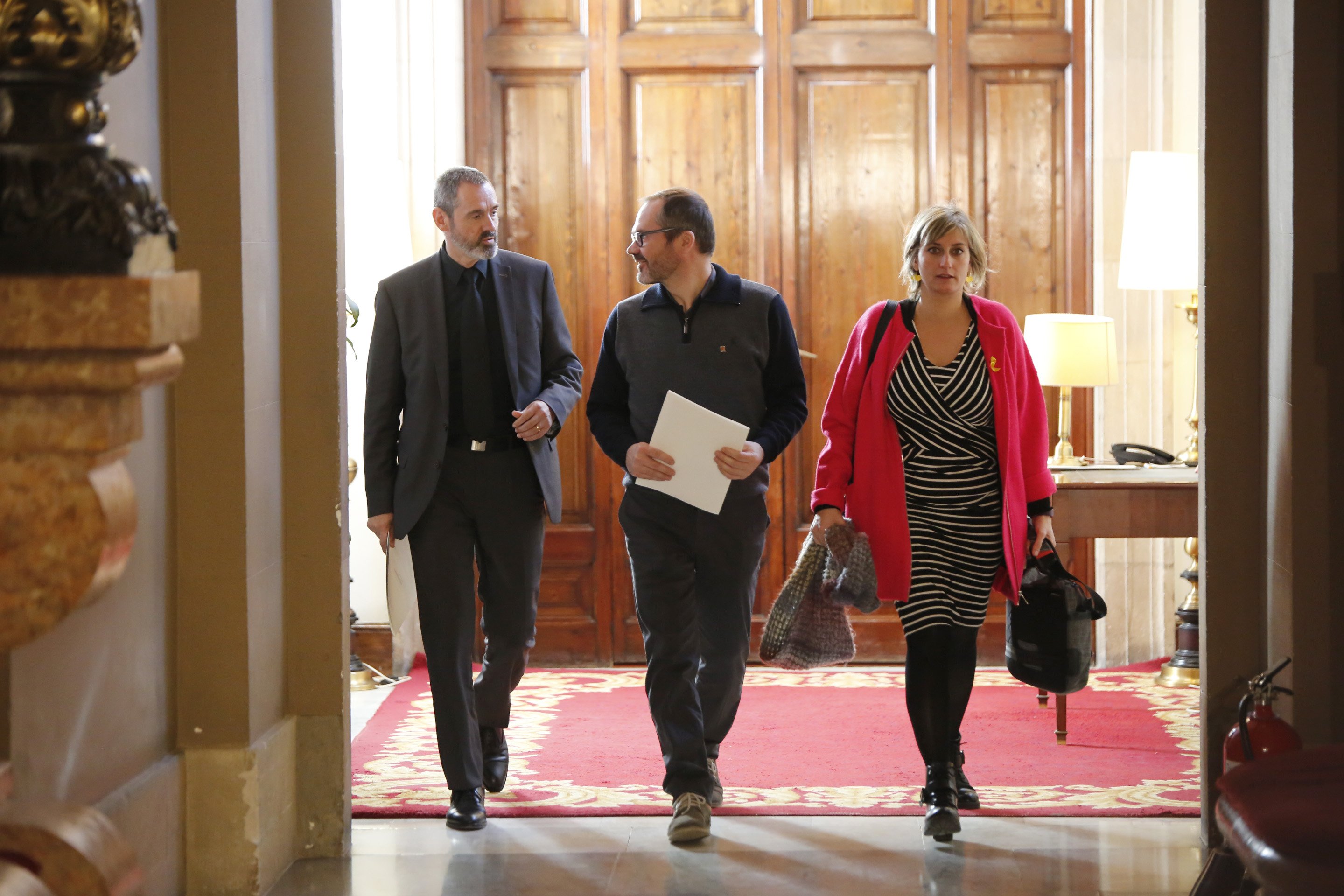 Els membres de la Mesa de JxCat rebutgen l'avís del TC sobre la investidura de Puigdemont
